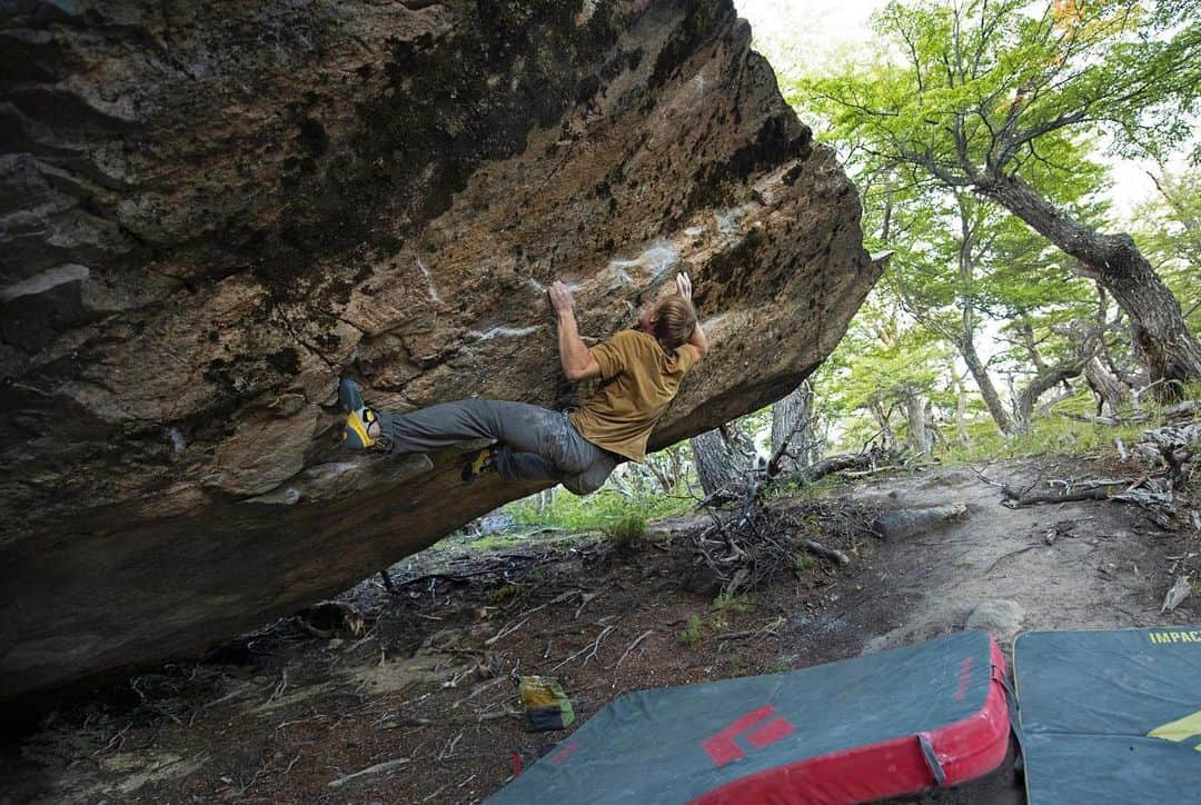 ナーレ・フッカタイバルのインスタグラム：「Casi Nipo for my last day in El Chaltén. Absolutely incredible cluster of boulders! We enjoyed all the classics and I managed to open a new boulder to the right side of El Puma. Took a lot of brainwork to figure out this project but at the end of the day ’Buenas retardes’ was born. Extra stoked on this one! Climbs so well and a contender for the hardest boulder in Chaltén. Couldn’t have asked for a better ending for the trip. Peace out Patagonia! 🙌 📷 @nicogantz  @blackdiamond @lasportivagram」