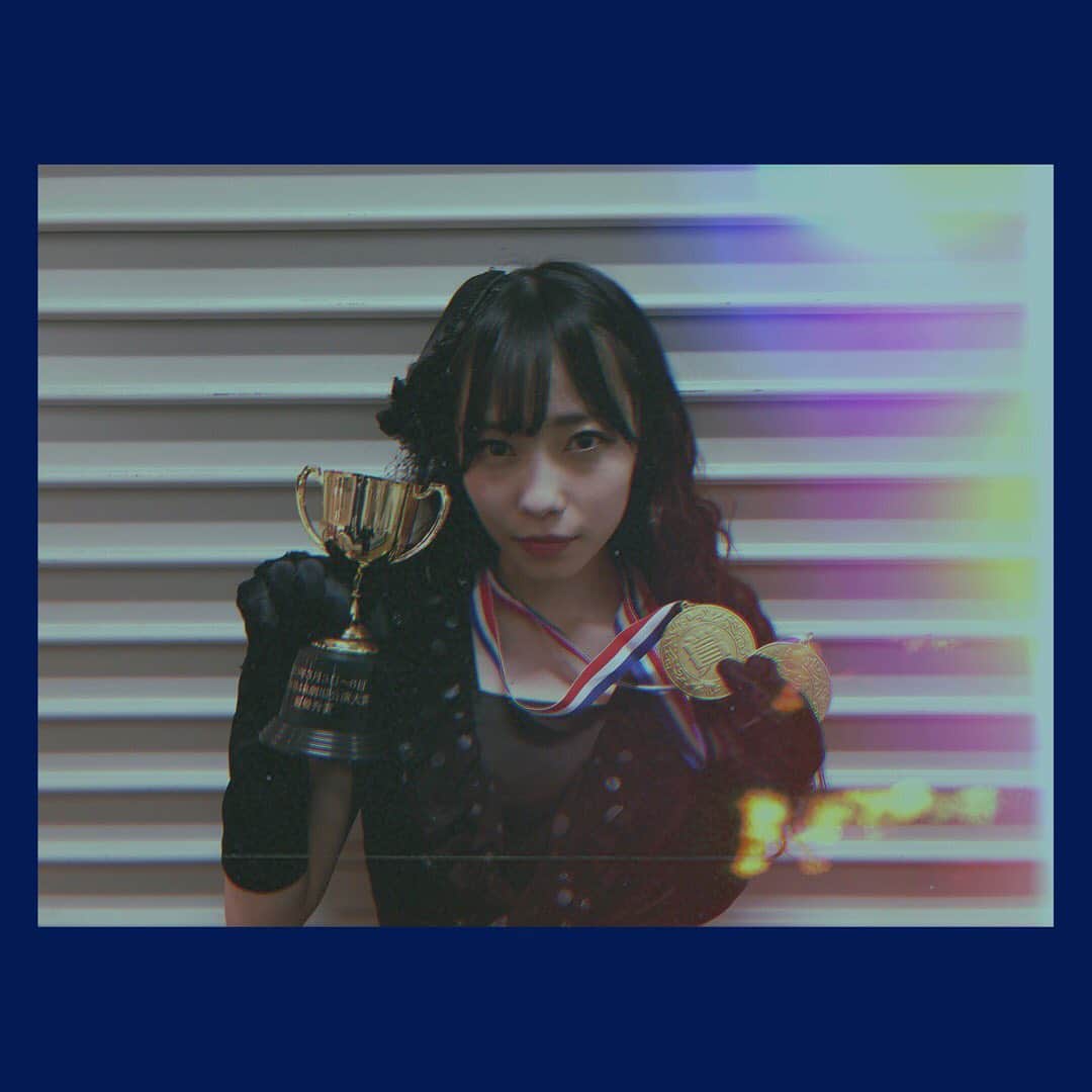 石塚朱莉さんのインスタグラム写真 - (石塚朱莉Instagram)「歌うことが好きで表現するのが好きで劇場公演はあたしとっては憧れであり戦場であり悔しくて逃げ出したくなったりする事もあるけど生きていける場所です。いつも前で座っていてくれて映像を通して見守ってくれてありがとうございます。昨日に表彰して頂いたので今日はメダル貰えなさそうなのでひと足お先に祝賀祭をひとりでしていました。誰かが明日も頑張って生きてくれるために、この世界に生まれてきてくれた曲達の為に生きていきたいと思います。  #トップスチョコレートケーキ」3月7日 0時06分 - akari_ishizuka
