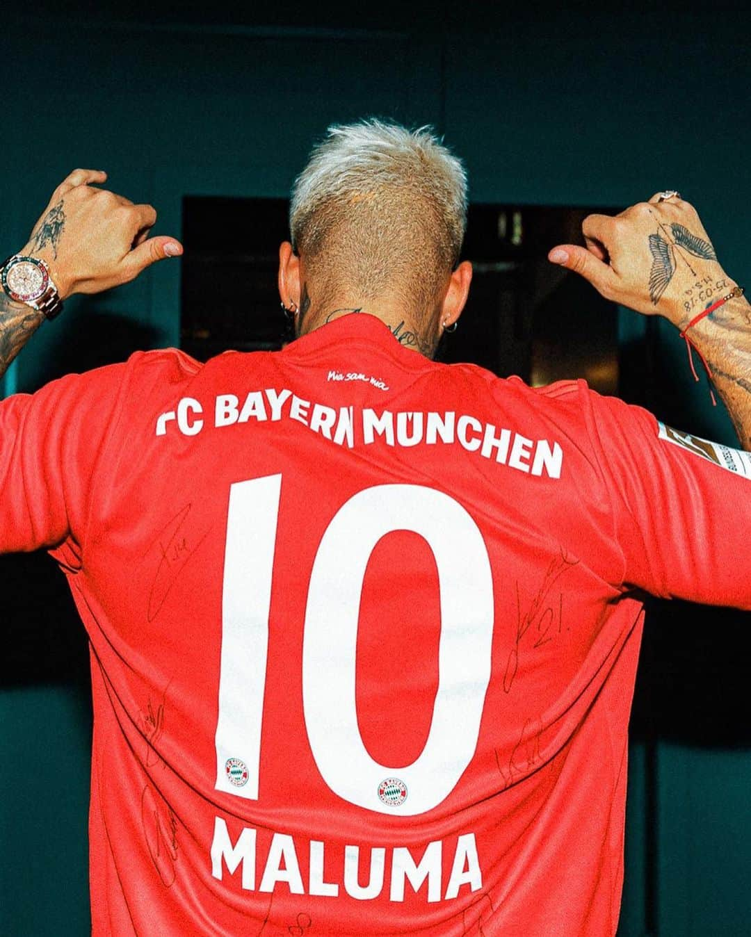 バイエルン・ミュンヘンさんのインスタグラム写真 - (バイエルン・ミュンヘンInstagram)「#fcbayernfanfriday special edition ft. @maluma and @iamhalsey! 😎🔥 ___ #FCBayern #MiaSanMia #packmas #football #fussball #maluma #halsey」3月7日 0時19分 - fcbayern