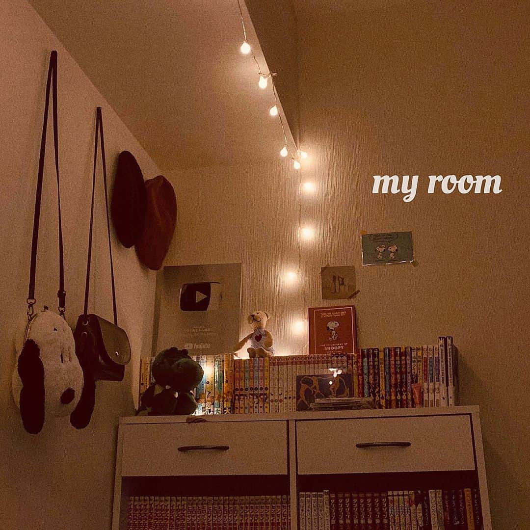 やまももさんのインスタグラム写真 - (やまももInstagram)「🌙﻿ ﻿ フェアリーライトが﻿ ﻿ エモい空間を演出してくれている☁﻿ ﻿ ﻿ #一人暮らし #一人暮らし部屋 #一人暮らし女子﻿ #一人暮らしインテリア #寝室 #フェアリーライト﻿ #myroom #room #interior #night #snoopy﻿」3月7日 0時21分 - yamamomoda4