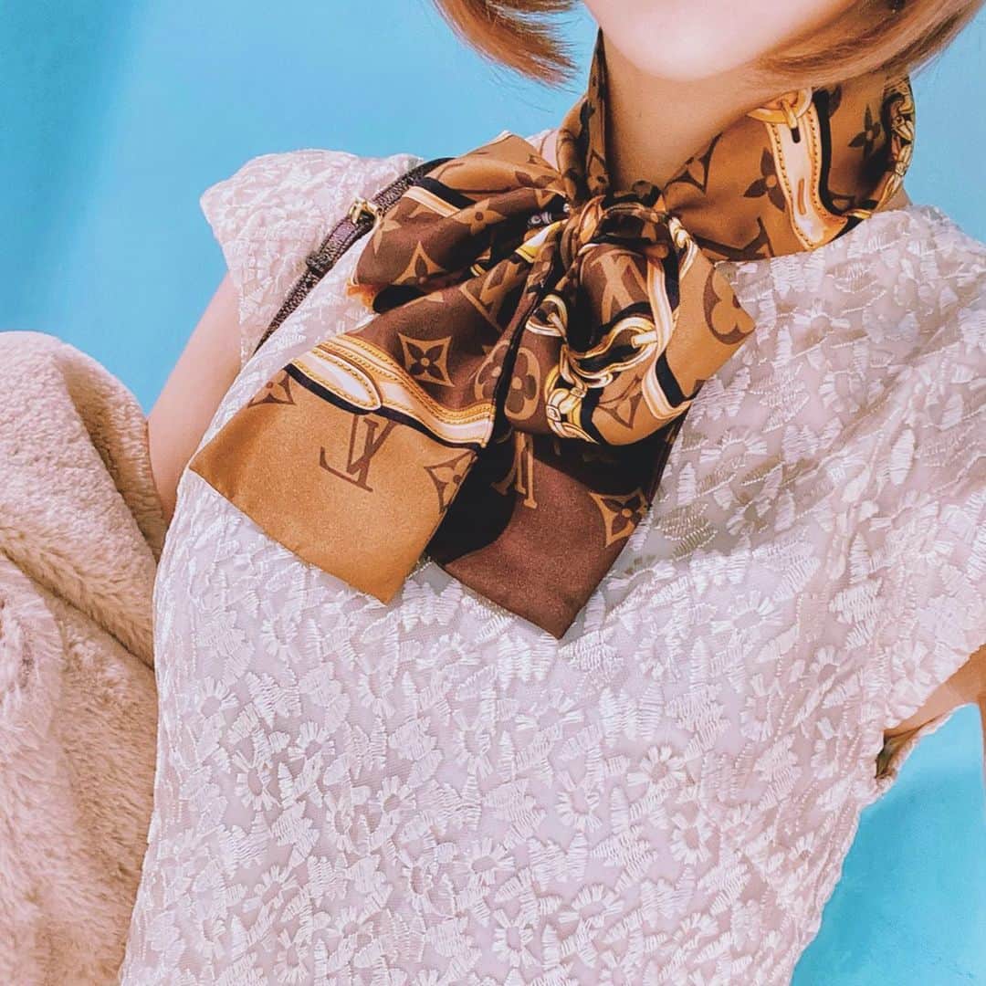サキ吉さんのインスタグラム写真 - (サキ吉Instagram)「去年買ったスカーフを今更初おろし😂❣️ この日のコーデ詳細は明日にでも載せるね💞 ． #louisvuitton  #スカーフ #スカーフコーデ #ootd」3月7日 0時30分 - sakikichi1201
