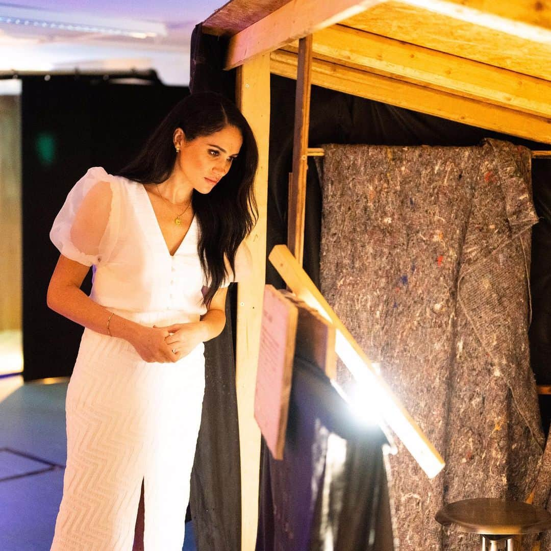 英ヘンリー王子夫妻さんのインスタグラム写真 - (英ヘンリー王子夫妻Instagram)「Yesterday, The Duchess of Sussex, Royal patron of the National Theatre, visited the Immersive Storytelling Studio in London, where emerging technology like Virtual Reality is being used to develop new forms of emotive storytelling.  Recently, The Duke and Duchess of Sussex also visited Stanford University where part of their learning journey included a virtual reality presentation that allows the user to experience life through another person’s point of view.  The goal of this method of virtual reality is to enable us to better connect and empathise with each other as people, regardless of race, age or nationality.  The Duchess is pictured here with Nubiya Brandon and her hologram, featured in the National’s exhibition ‘All Kinds of Limbo’, which is currently being presented at the Tate Modern.  Photo © The Duke and Duchess of Sussex / Chris Allerton」3月7日 0時31分 - sussexroyal