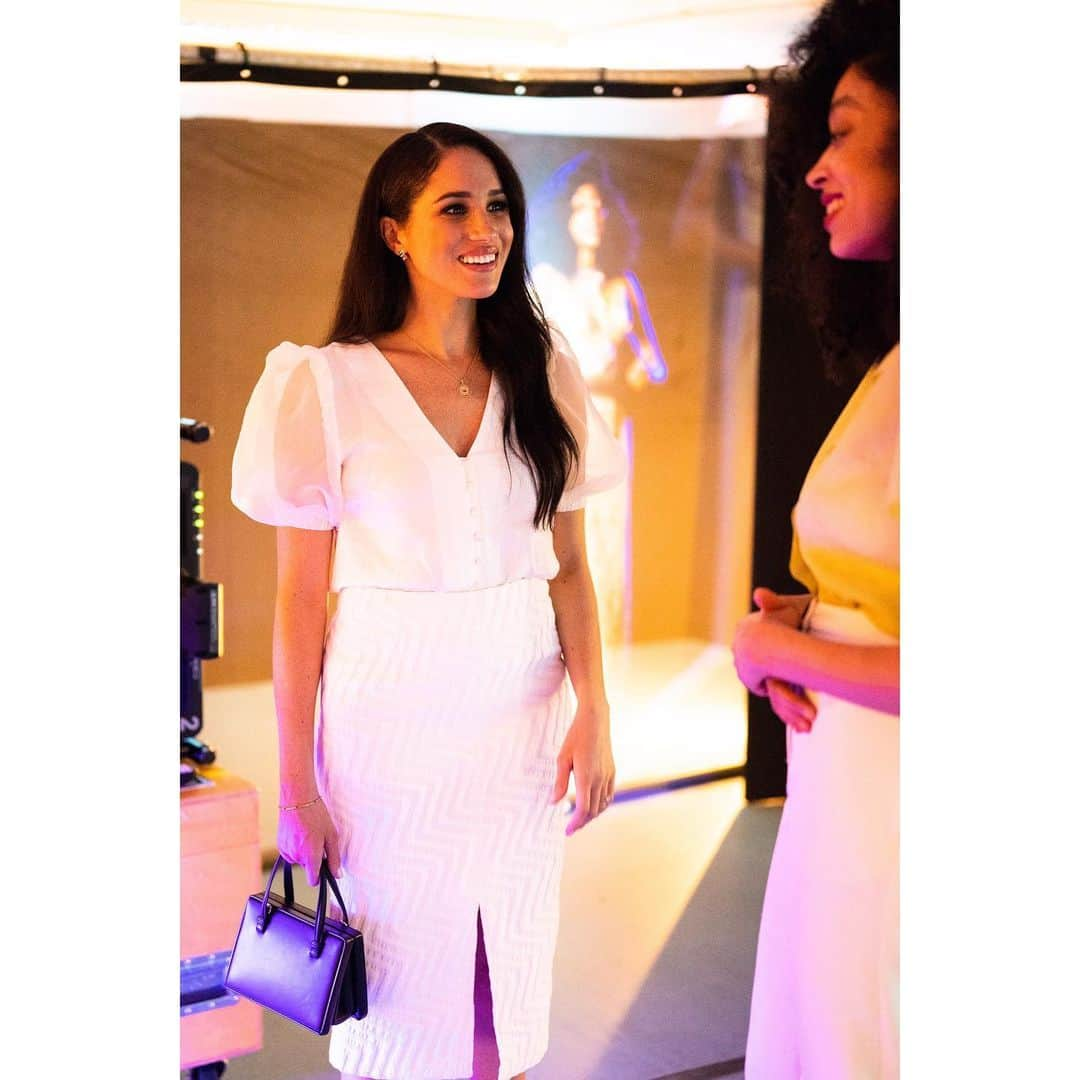 英ヘンリー王子夫妻さんのインスタグラム写真 - (英ヘンリー王子夫妻Instagram)「Yesterday, The Duchess of Sussex, Royal patron of the National Theatre, visited the Immersive Storytelling Studio in London, where emerging technology like Virtual Reality is being used to develop new forms of emotive storytelling.  Recently, The Duke and Duchess of Sussex also visited Stanford University where part of their learning journey included a virtual reality presentation that allows the user to experience life through another person’s point of view.  The goal of this method of virtual reality is to enable us to better connect and empathise with each other as people, regardless of race, age or nationality.  The Duchess is pictured here with Nubiya Brandon and her hologram, featured in the National’s exhibition ‘All Kinds of Limbo’, which is currently being presented at the Tate Modern.  Photo © The Duke and Duchess of Sussex / Chris Allerton」3月7日 0時31分 - sussexroyal