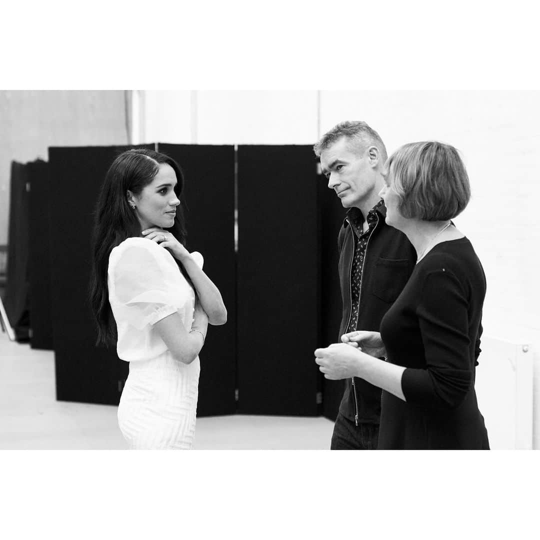 英ヘンリー王子夫妻さんのインスタグラム写真 - (英ヘンリー王子夫妻Instagram)「Yesterday, The Duchess of Sussex, Royal patron of the National Theatre, visited the Immersive Storytelling Studio in London, where emerging technology like Virtual Reality is being used to develop new forms of emotive storytelling.  Recently, The Duke and Duchess of Sussex also visited Stanford University where part of their learning journey included a virtual reality presentation that allows the user to experience life through another person’s point of view.  The goal of this method of virtual reality is to enable us to better connect and empathise with each other as people, regardless of race, age or nationality.  The Duchess is pictured here with Nubiya Brandon and her hologram, featured in the National’s exhibition ‘All Kinds of Limbo’, which is currently being presented at the Tate Modern.  Photo © The Duke and Duchess of Sussex / Chris Allerton」3月7日 0時31分 - sussexroyal