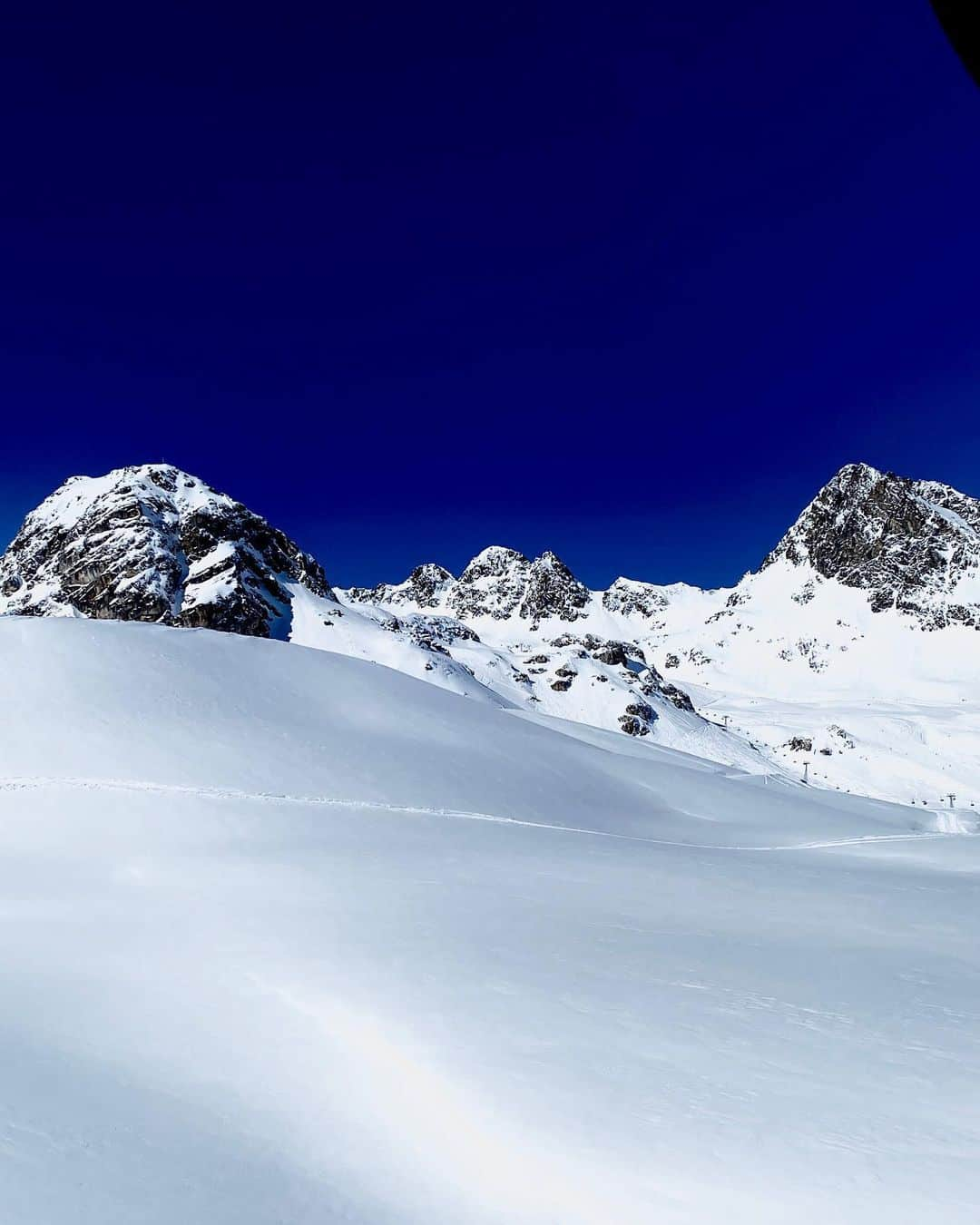 ヨハネス・ヒューブルさんのインスタグラム写真 - (ヨハネス・ヒューブルInstagram)「Started early with blue skies and finished exhausted and happy in clouds - swipe #engadin #happyPlace #skiingwithfriends」3月7日 0時46分 - johanneshuebl