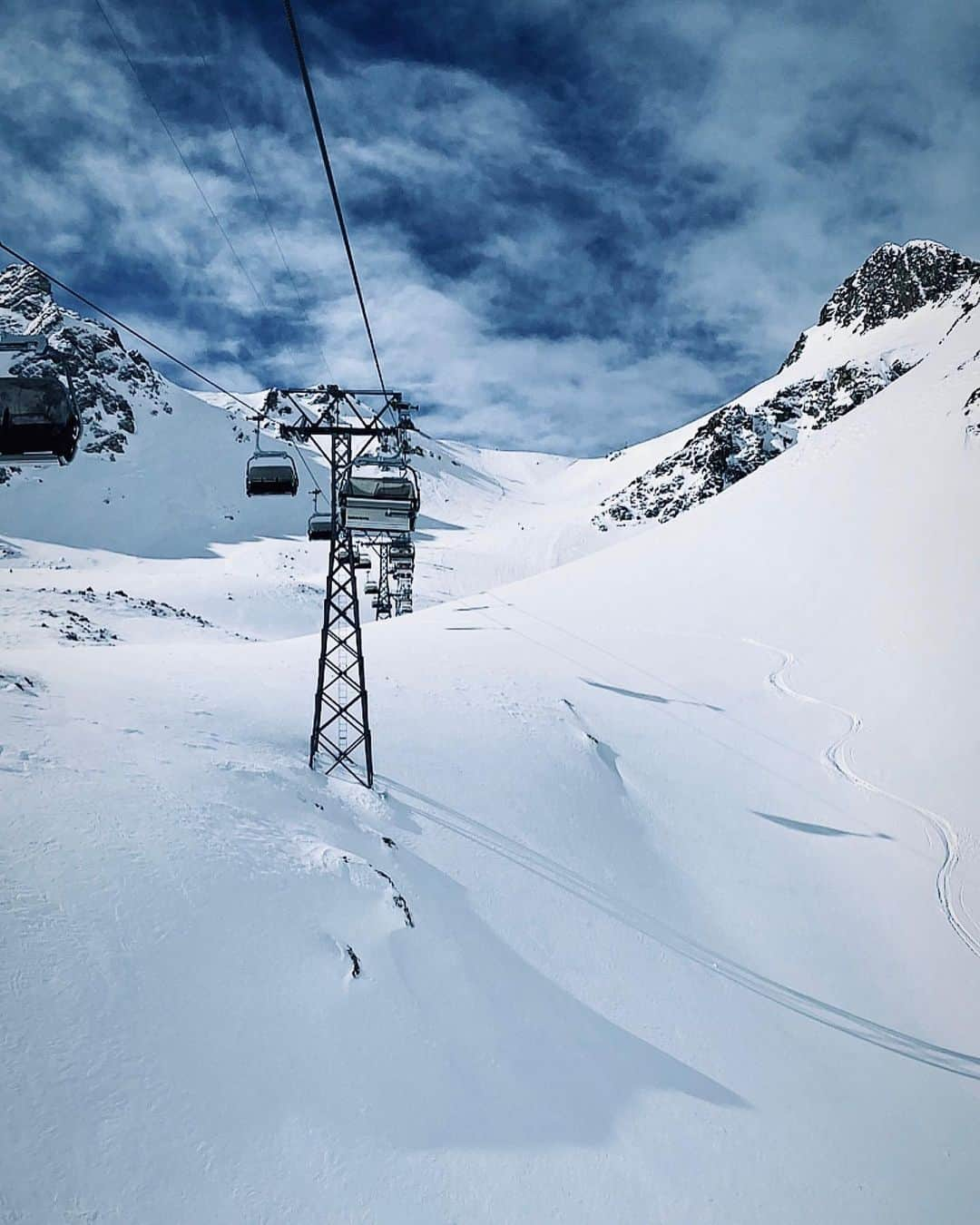 ヨハネス・ヒューブルさんのインスタグラム写真 - (ヨハネス・ヒューブルInstagram)「Started early with blue skies and finished exhausted and happy in clouds - swipe #engadin #happyPlace #skiingwithfriends」3月7日 0時46分 - johanneshuebl