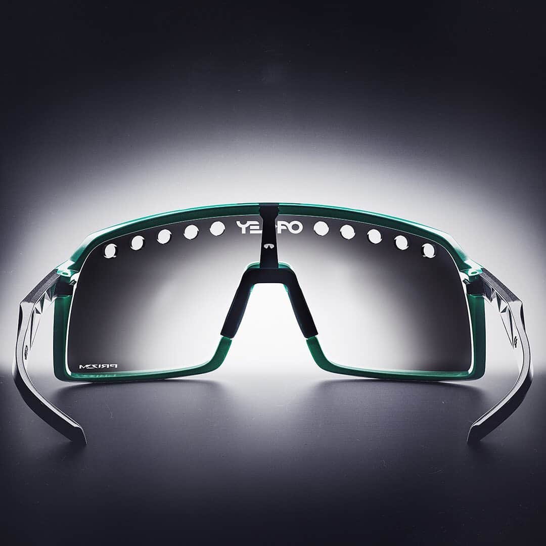 OAKLEYのインスタグラム：「You’ll never take your eyes off of me. 🥰 #OneObsession」