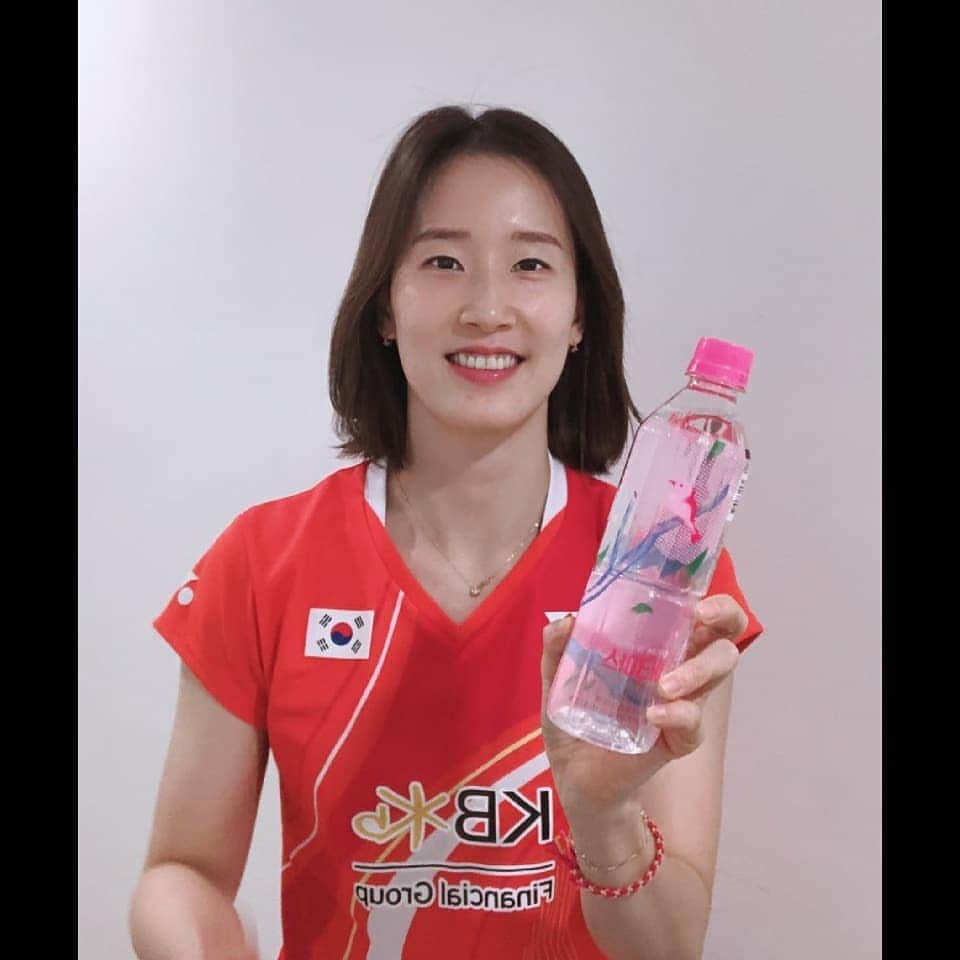 張藝娜のインスタグラム：「#아쿠아스#제로칼로리#무설탕#복숭아워터#맛잇다🤩」