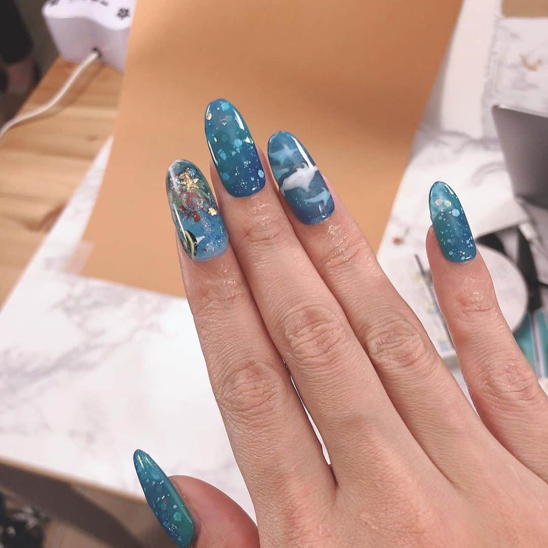 早川瀬里奈のインスタグラム：「最近のネイルモデルのあれこれ💅 ずっと爪伸ばして伸ばして言われて写真5枚目のめっちゃ爪が伸びるとネイリストさんに教えて貰ったオイル塗りまくってたよ💅 ネイルベッドが伸びるオイルもあるらしい🙄 #アクアリウムネイル #ネイルアート #ネイルデザイン #ネイルチップ #スカルプネイル」