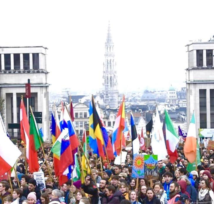 グレタ・トゥーンベリさんのインスタグラム写真 - (グレタ・トゥーンベリInstagram)「School strike week 81. Thousands of people marched together for the climate in Brussels today! With young climate activists from all European countries present! #fridaysforfuture #climatestrike #schoolstrike4climate」3月7日 2時03分 - gretathunberg