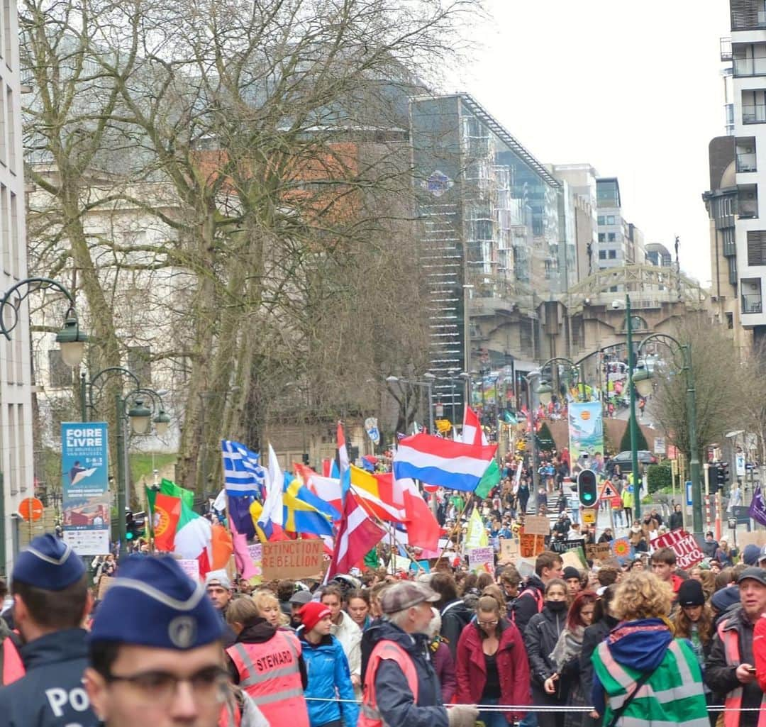 グレタ・トゥーンベリさんのインスタグラム写真 - (グレタ・トゥーンベリInstagram)「School strike week 81. Thousands of people marched together for the climate in Brussels today! With young climate activists from all European countries present! #fridaysforfuture #climatestrike #schoolstrike4climate」3月7日 2時03分 - gretathunberg