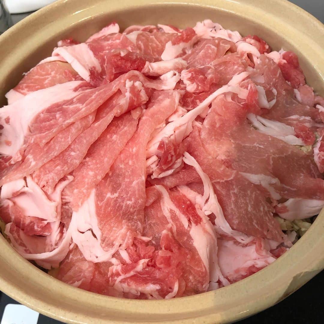 久保ミツロウさんのインスタグラム写真 - (久保ミツロウInstagram)「初めての酸菜作り記録、2019-2020winter 中国東北料理の店で食べて美味しかった酸菜の鍋を自作すべく、ネットで調べて酸菜作り。色々作り方はあったけど、数日白菜を陰干し、刻んで塩まぶしてジップロック入れて鍋入れてベランダの日陰で一ヶ月様子見。 無事乳酸発酵した白菜漬けが完成！ 鍋は二回ほど挑戦。豚肉と酸菜と春菊とかキクラゲ、キノコ類、春雨、ビーフンなど入れて酸菜の漬け汁と水足すだけで煮る。タレは豆豉醬、香醋とか何でも合う。 反省点はもっと白菜刻めば良かったのと、春雨が水吸いまくるし、いくら水足しても味は全然薄くならなかったので、最初から遠慮なく水だくだく入れておけばよかった。 しかし乳酸発酵ってすごい！冬の酸菜作り、一人暮らしでもいける。」3月7日 2時10分 - kubomitsurou