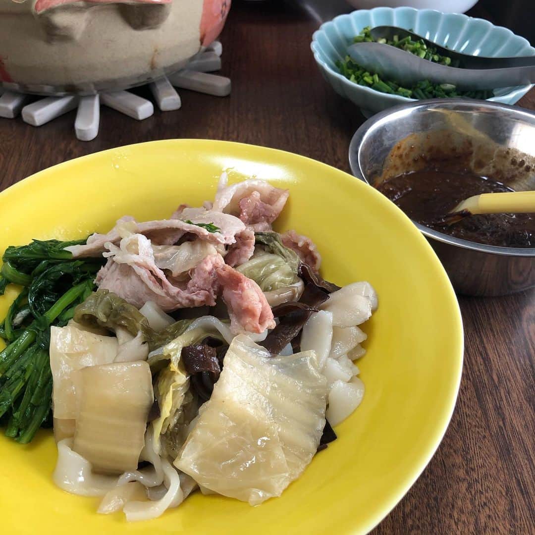 久保ミツロウさんのインスタグラム写真 - (久保ミツロウInstagram)「初めての酸菜作り記録、2019-2020winter 中国東北料理の店で食べて美味しかった酸菜の鍋を自作すべく、ネットで調べて酸菜作り。色々作り方はあったけど、数日白菜を陰干し、刻んで塩まぶしてジップロック入れて鍋入れてベランダの日陰で一ヶ月様子見。 無事乳酸発酵した白菜漬けが完成！ 鍋は二回ほど挑戦。豚肉と酸菜と春菊とかキクラゲ、キノコ類、春雨、ビーフンなど入れて酸菜の漬け汁と水足すだけで煮る。タレは豆豉醬、香醋とか何でも合う。 反省点はもっと白菜刻めば良かったのと、春雨が水吸いまくるし、いくら水足しても味は全然薄くならなかったので、最初から遠慮なく水だくだく入れておけばよかった。 しかし乳酸発酵ってすごい！冬の酸菜作り、一人暮らしでもいける。」3月7日 2時10分 - kubomitsurou