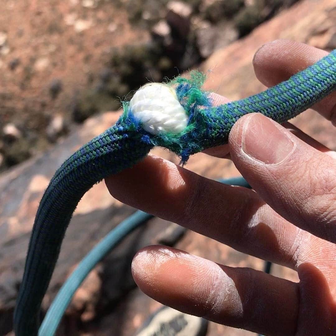 ジャレッド・レトさんのインスタグラム写真 - (ジャレッド・レトInstagram)「#FBF Not to sound dramatic, but this is the day I nearly died. Took a pretty good fall climbing with @alexhonnold at Red Rock. Looked up and within seconds the rope was being cut by the rock while I dangled some 600 ft in the air. I remember looking down at the ground below. It was a strange moment - less fear, more matter of fact, and slightly melancholy. The adrenaline came after, when I got back on the wall. But we made it through and lived to see another day 😅🙏🏼 Overall it was actually quite fun. we continued climbing into the night...swipe thru for video」3月7日 2時27分 - jaredleto