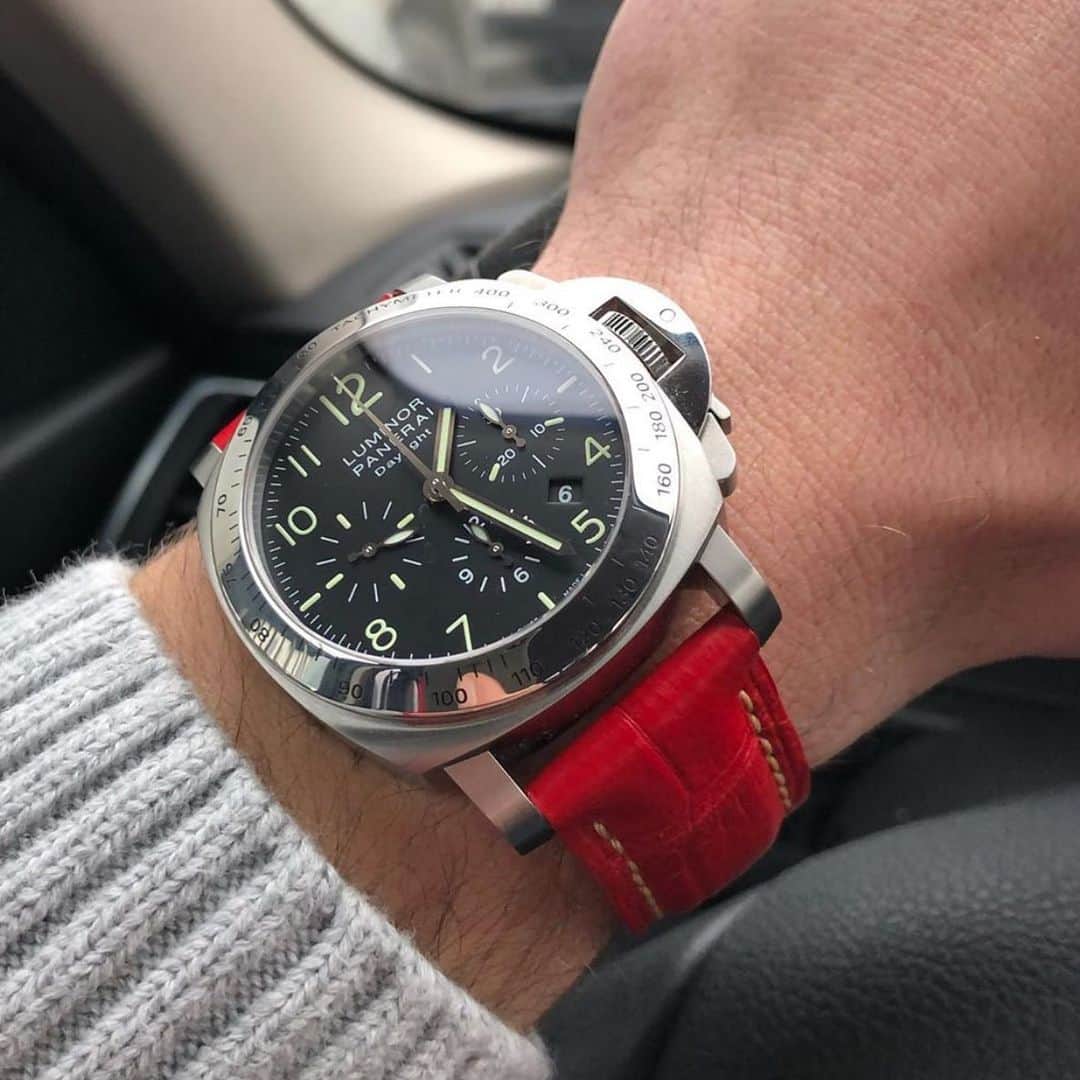 パネライのインスタグラム：「A beautiful red strap on the #Panerai #PAM196 Luminor Daylight Chrono. Pic by @le_bonda #paneraicentral」
