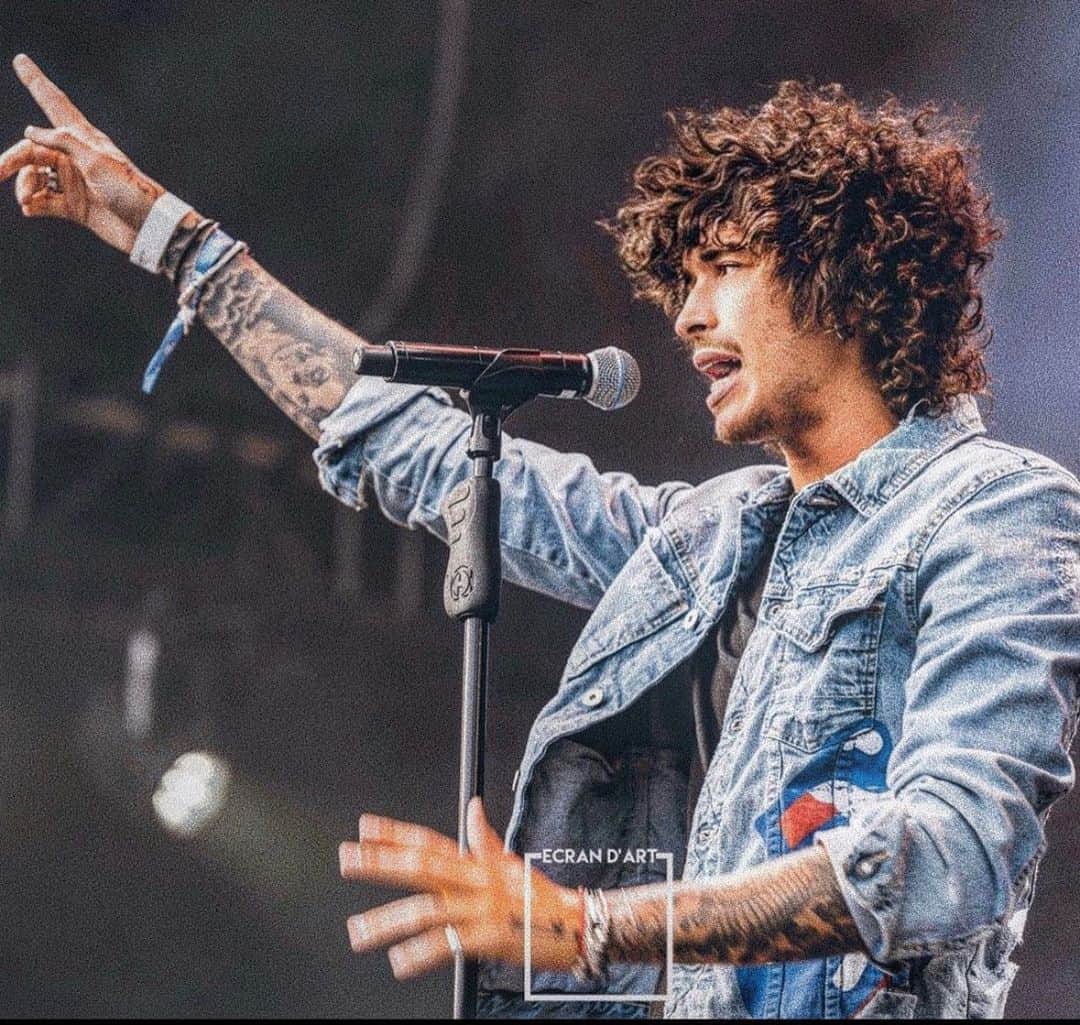 ジュリアン・ペレッタのインスタグラム：「can’t wait to get back on tour this year. the new single + 7 songs from my third album coming next month x」