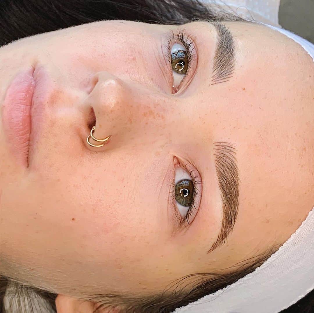 Haley Wightさんのインスタグラム写真 - (Haley WightInstagram)「Microblading 🖤 Swipe to see her before & after, and a reveal video! Love these brows so much 🤤 . . Call the studio (971)337-5401 or visit our website studiomeraki.net to book! @studiomerakipdx #microblading #cosmetictattoo #brows #eyebrows #portland #oregon #microbladedeyebrows #microbladed #meraki #ombrebrows #microblade #portlandmicroblade #portlandmicroblading #oregonmicroblade #oregonmicroblading」3月7日 3時05分 - cosmobyhaley