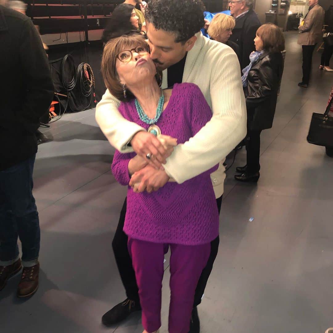 のインスタグラム：「I recently had the pleasure of working on a beautifully reimagined and brilliantly executed sitcom known in the 70’s and again now as, “One Day at a Time”. Gloria Calderon Kellett maintains the genius of comedy and social relevance that the legendary Norman Lear imbued the genre of television comedy with.  A message, a provoking thought, a lesson if you were willing to learn it through the mistakes of characters you loved.  All delivered with the recognition of a truth that triggers lots of laughter.  Along with the gift of participation, I got to play with another legend of entertainment and culture who is an absolute inspiration on how to LIVE life.  Rita Moreno!!! As if all of this wasn’t enough, I got to watch one of my most talented friends make me people laugh and cry and learn while leading a wonderful cast of actors.  Right where you belong Justina Machado, centerstage!  Thanks to all of the cast and crew for welcoming me.  I had a great time!  Continued success!」