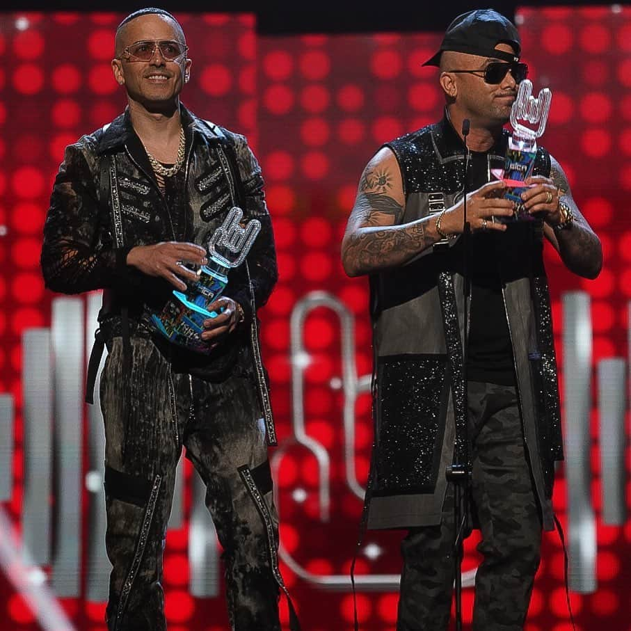 ウィシン&ヤンデルさんのインスタグラム写真 - (ウィシン&ヤンデルInstagram)「Gracias a @premiostumusicaurbano por el reconocimiento TOP ICON a @wisinyyandel 🏆 #LaGerencia」3月7日 3時59分 - wisinyyandel