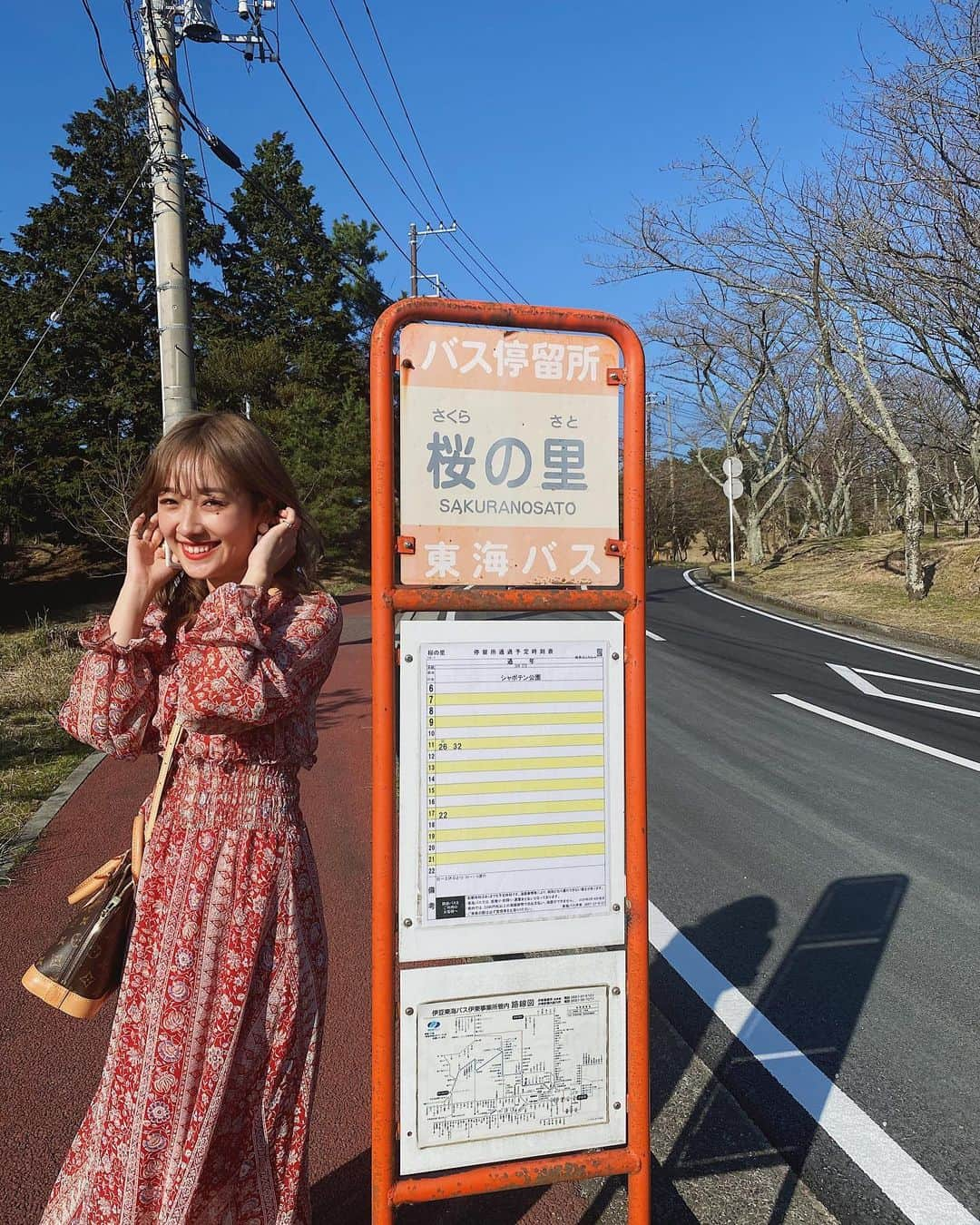 前田希美（まえのん）さんのインスタグラム写真 - (前田希美（まえのん）Instagram)「桜の里🌸  一本の木だけ 桜が咲いていました。  満開の桜、今年も見たいなぁ。  #大室山 #桜の里 #静岡県 #桜  #🌸 #cherryblossom」3月21日 22時20分 - maeda_nozomi