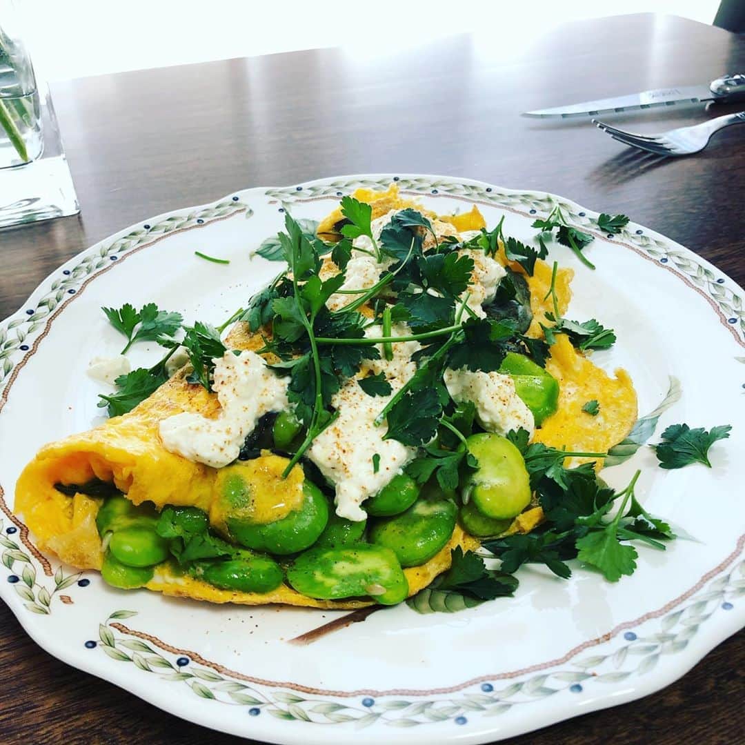 久保ミツロウのインスタグラム：「春は空豆。Spring beans🌿 買ってきた料理の本通りに再現できた！と思ったらパセリを刻み忘れてた。味付けは塩ぐらいなのにとてもとても美味しかった。あとチリパウダー偉大。カッテージチーズは水切り豆乳ケフィアで代用。 この本はどのレシピも美味しそう…春夏野菜大好きなので、これからも色々作りたい。 赤カブを入れた鍋を作ったらスープがボルシチみたいに赤くなり、〆のうどんがほんのり桜色🌸 最近ネットで妖怪のアマエビが話題だと教えてもらった。甘海老が妖怪？？？と思って調べたらアマビエだった。自分で剥いた甘海老🦐はめちゃくちゃ美味しかった。 春。」