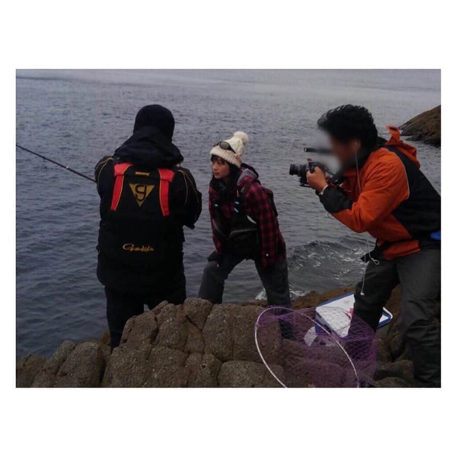 柳野玲子のインスタグラム：「磯釣り初チャレンジ公開🐟✨ 竿…長すぎー‼️ 磯釣り師を尊敬しました🙇‍♀️ しかしメジナ様のヒキの強さは凄かったです😍💞 YouTubeでも公開されているので是非、「西伊豆チャンネル」ご覧ください😊✨ #釣り #釣り女子 #磯釣り #磯釣りガール #初挑戦 #西伊豆チャンネル #youtube #fishing」