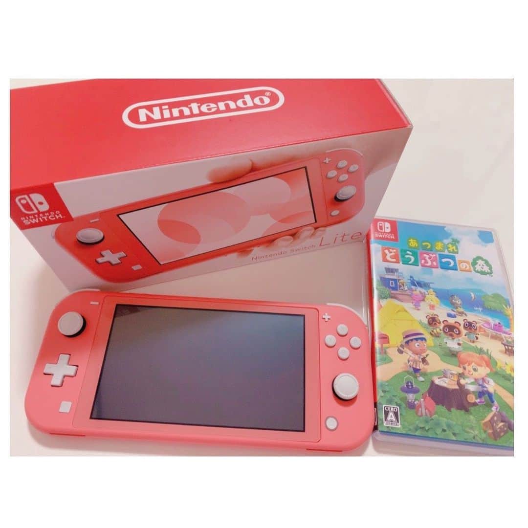 のインスタグラム：「❤︎﻿ ﻿ 実は…発売日当日にGETしたよ💟﻿ ﻿ Switch Liteの新色！﻿ コーラルピンク💗﻿ ﻿ #あつまれどうぶつの森﻿ ﻿ 進めるのが楽しみだな♪﻿ ﻿ ﻿ #SwitchLite #コーラルピンク ﻿ #私の息抜き😊 ﻿ #instagood #instalike #followme」