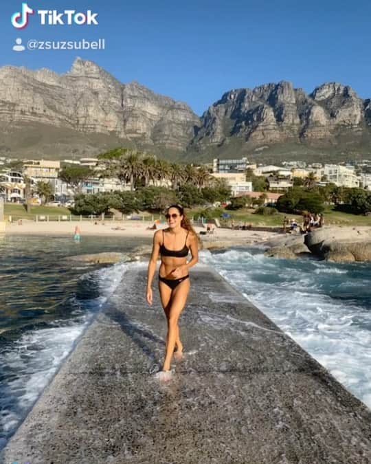ズザンナ・ヤカボスのインスタグラム：「im here to make you smile 😘 . . . . #throwback #southafrica  #swim #swimming #swimmer #sport #fit #training #water #swimmerslife  #getfit #getfitstayfit #healthylifestyle #bikini #swimwear #swimsuit #workout #workoutmotivation」