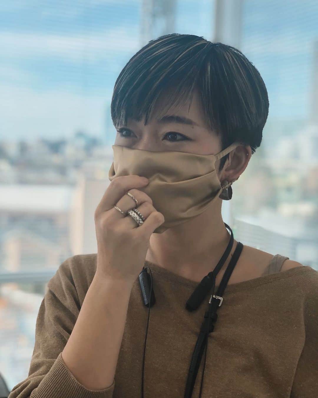 藤田敦子さんのインスタグラム写真 - (藤田敦子Instagram)「ㅤㅤㅤㅤㅤㅤ 少し前に @basara_silk のマスクゲット❤️ @shihothepurplehaze 総長のおかげでする。 ねーさまありがたき🙏 ㅤㅤㅤ お褒めいただきどこのなのか聞かれまくり。 ㅤㅤㅤ ちなみに全く別で買ったオーガニックコットンの マスク用インナーを使っているので、それは毎日洗っていて、 このマスクはまだ洗ったことありません。 ㅤㅤㅤ こんなことになる前からマスク派やったから 世の中にマスクがないのは切ないけど こうして長く使えるものに出会えて幸せ〜😍 ㅤㅤㅤ Photo by @kumiko_takenaga 💕 ㅤㅤㅤ #首のシワ #つらめ #ドアップもつらめ #マスク様様」3月21日 22時42分 - blenda0305