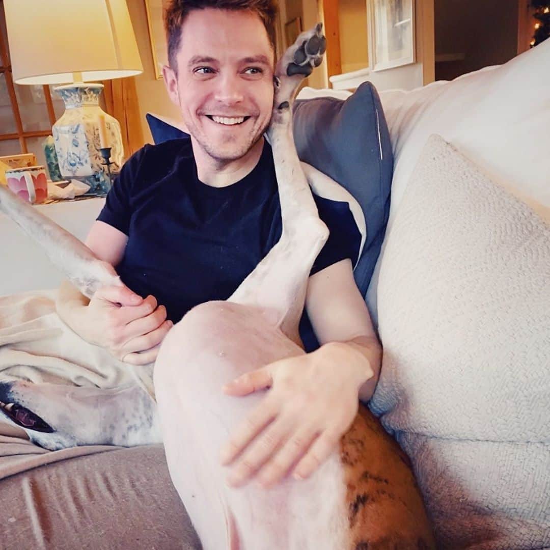 イーライ・リエブのインスタグラム：「We’re really settling into this quarantine life quite nicely 😁」