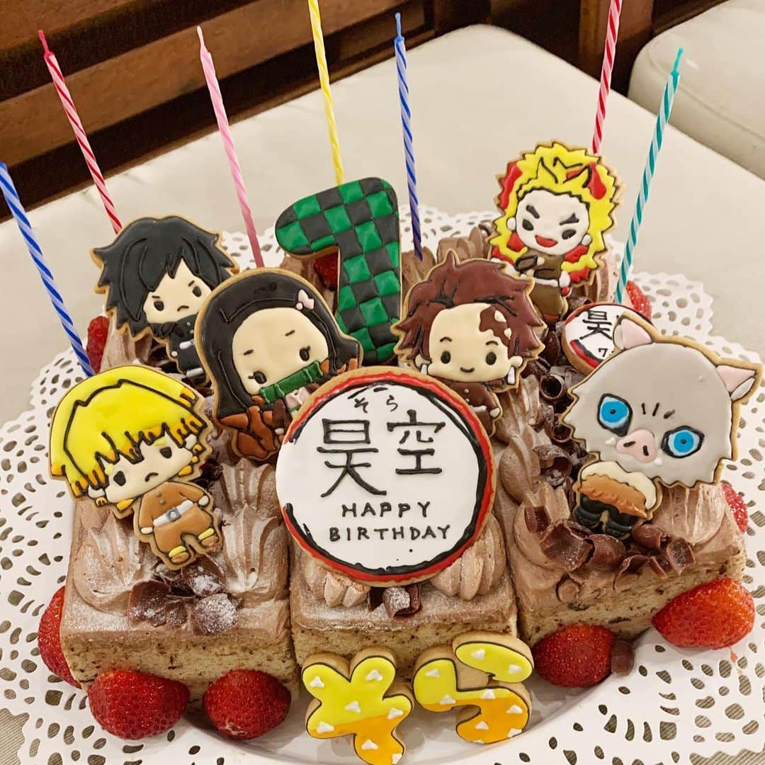 杉浦太陽さんのインスタグラム写真 - (杉浦太陽Instagram)「今日は7歳の誕生日🎂🎉 ソラ！ おめでとう㊗️🎊 うちは家族が多いので誰かが誕生日を迎える度に、 「俺の誕生日まで、あと何日…あと何日…」 待ちわびてたもんねぇ(^^) 大好きな鬼滅の刃のケーキでお祝いです🎂！！！！ 春からは2年生！ これからの成長も楽しみです！  おめでとう㊗️🎉🎉🎈大好きだよっ！！！！ @sugiurataiyou_official  #ソラ #次男 #誕生日 #7歳 #ムードメーカー #鬼滅の刃のケーキ #おめでとう #これからの成長も楽しみです #大好きだよ」3月21日 22時40分 - sugiurataiyou_official