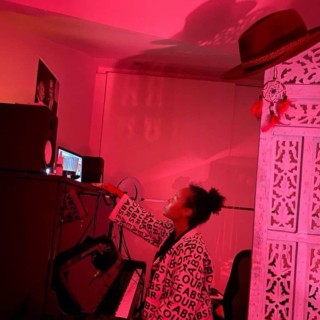 Emeli Sandéのインスタグラム：「Bedroom sessions」