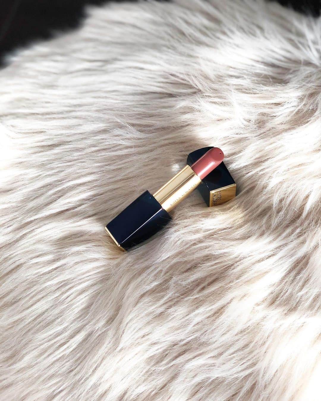 のインスタグラム：「【春新色💄だけど、一年中塗りたい洗練ブラウンリップ】 この前投稿した『ピュア カラー エンヴィ リップスティック』の“410 ダイナミック”、「カウンターに行きました！」て報告を何人かからいただいて嬉しい💕本当に素敵すぎるピンクルージュです💄  このリップスティック、他にもイイ色があって💗 スタイリッシュで大人な雰囲気を出せる“160 ディスクリート”のブラウンカラーも絶妙！　空前のブラウンリップブームなこともあって、赤みが強いもの、黄みが強いもの、こっくりと深みのある色みのもの、など色々あるけど、この“160 ディスクリート”は、多くの人が塗りこなしやすい万能ブラウン✨ ちょうどよい赤みが血色感を良く見せてくれるうえ、肌にもスッとなじんで、洗練されたシャープな印象に💋 色みがこっくりしすぎてなくて、さらっと塗れるブラウンリップなので、春夏秋冬、一年中塗れそう💄  このリップ、ひと塗りで唇がふっくらボリューミィに見えるところも好き❣️ぷっくりした唇ってすごくセクシーだと思うんです💋それを叶えてくれる！  この日、アイメイクがやけにキラキラしているのは『イニスフリー』でテスターをいっぱい試したからです👀✨アイシャドウがめちゃくちゃ可愛かった〜！　購入したので、それもまた紹介します👍💓 #ゆいコス #esteelauder #esteelauderlipstick #lipstick #lipmakeup #lip #brownlip #purecolorenvylipstick #makeup #cosmetics #春新色 #春新色コスメ #春新色リップ #リップメイク #リップスティック #ブラウンリップ #春リップ #ピュアカラーエンヴィリップスティック #春メイク #メイク #コスメ #ディスクリート @esteelauderjapan」