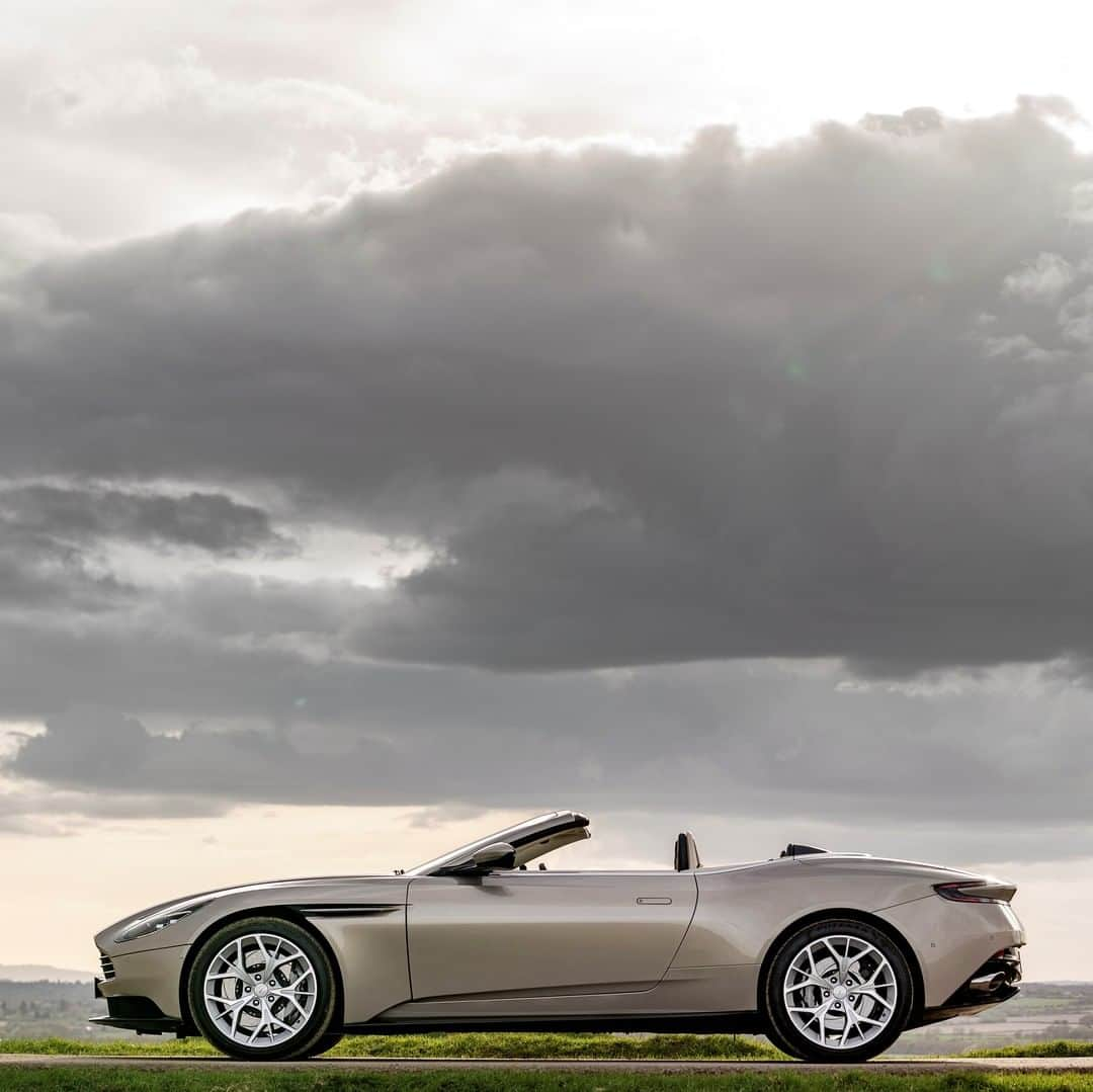 アストンマーチンさんのインスタグラム写真 - (アストンマーチンInstagram)「DB11 Volante sets a formidable standard for sporting Grand Tourers and takes the legendary DB lineage to unprecedented heights.  #DB11Volante #AstonMartin #BeautifulIsANumber」3月21日 23時00分 - astonmartin