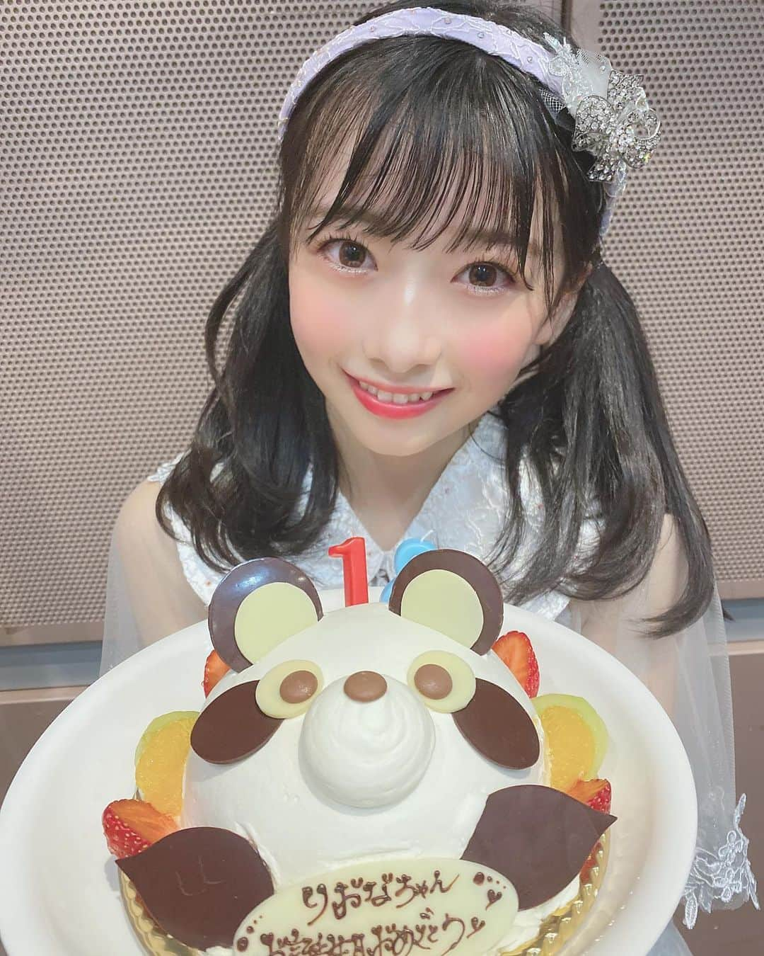 涼本理央那さんのインスタグラム写真 - (涼本理央那Instagram)「﻿ 本日、18歳のお誕生日を迎えました！！！🎂❤️﻿ ﻿ ﻿ ﻿  ﻿ #LinQ #涼本理央那 #福岡 #アイドル #﻿九州 #誕生日 #誕生日ケーキ #お花 #バラ #18歳 #高校卒業 ﻿ ﻿ ﻿ ﻿」3月21日 22時55分 - riona_suzumoto