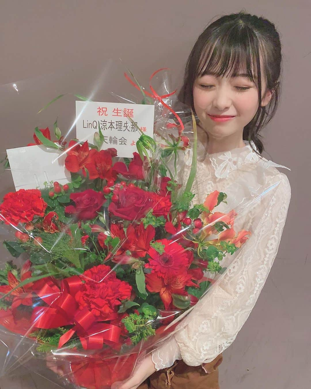 涼本理央那さんのインスタグラム写真 - (涼本理央那Instagram)「﻿ 本日、18歳のお誕生日を迎えました！！！🎂❤️﻿ ﻿ ﻿ ﻿  ﻿ #LinQ #涼本理央那 #福岡 #アイドル #﻿九州 #誕生日 #誕生日ケーキ #お花 #バラ #18歳 #高校卒業 ﻿ ﻿ ﻿ ﻿」3月21日 22時55分 - riona_suzumoto