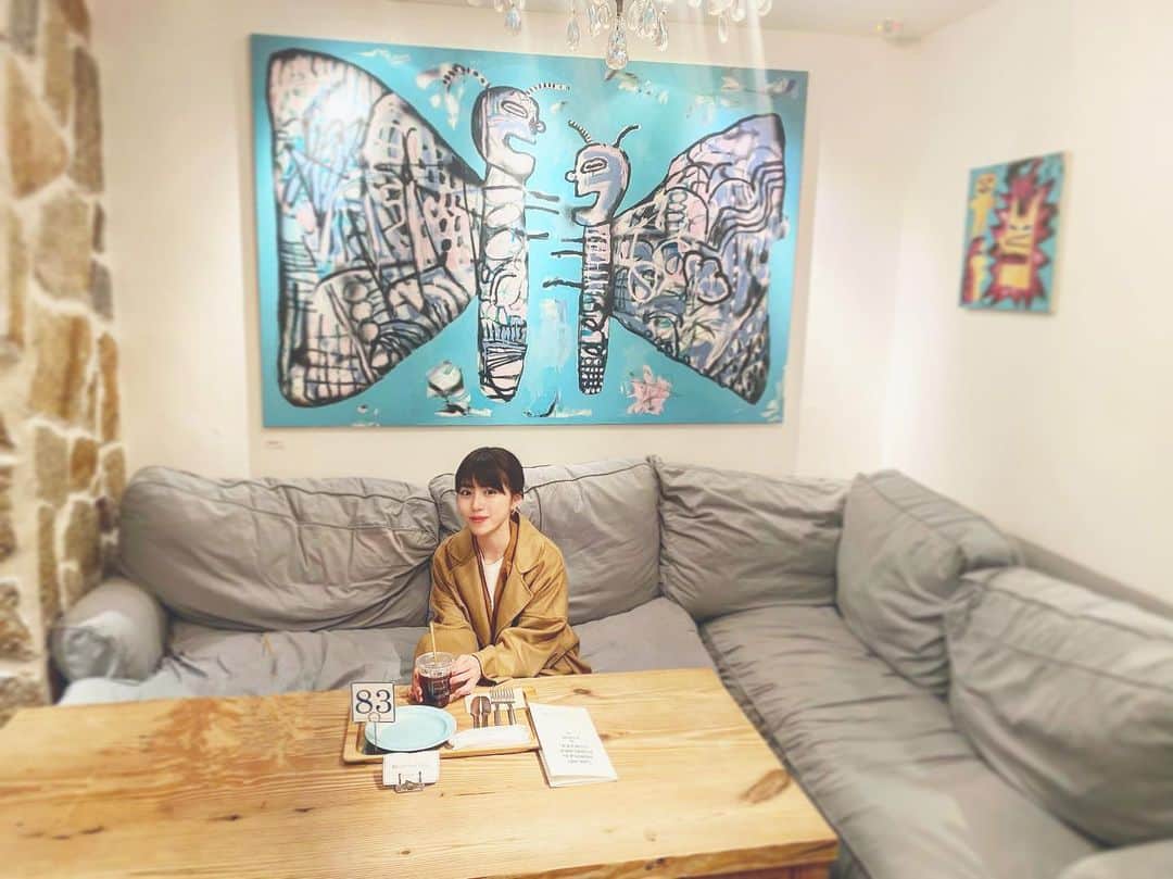 小池花瑠奈のインスタグラム：「千駄ヶ谷のロンハーマン カフェに、世界で活躍されている日本人アーティスト 大河原健太郎さんのアートが飾られているので、美術館好きなお友達を誘って遊びに行って参りました👟  大河原さんのアートは可愛くて遊び心があって千駄ヶ谷ロンハーマンの明るくあたたかい雰囲気にとてもよく合っていました☀️ 思わず一目惚れした小さな絵を連れて帰ってしまった☺️ お部屋に飾るのが楽しみです。  展示されているのは4月12日までとのことでした。 ずっと飾っていたらいいのになぁ🐶  ちなみにロンハーマンカフェのパンケーキはレモンの風味がして、大好きです🍋 パンケーキ待ちの写真なのでした。  #ronherman #ronhermancafe #kentarookawara #art #contemporaryart  #大河原健太郎 #ロンハーマン #ロンハーマンカフェ #アート」
