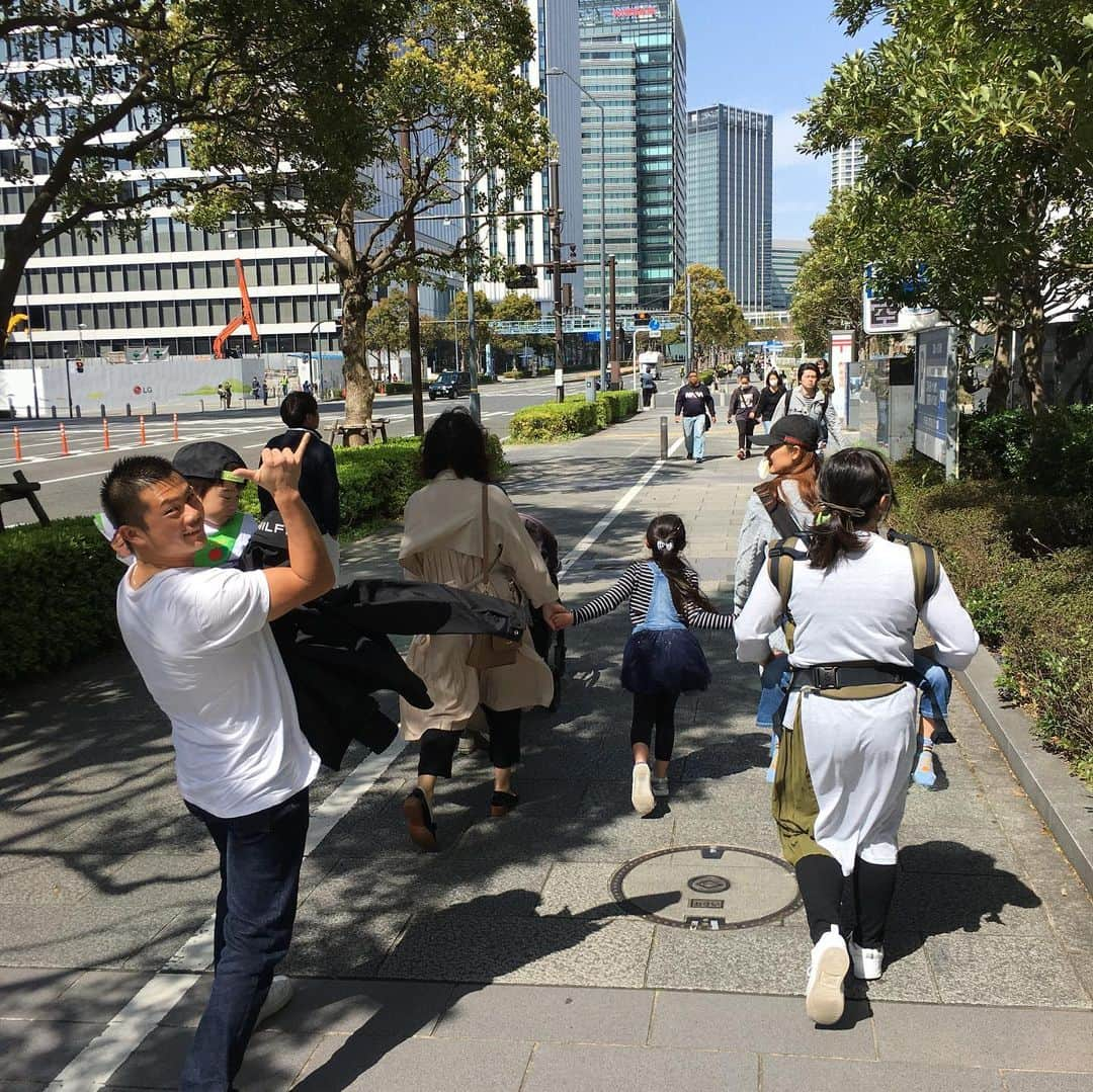 中田de翔のインスタグラム：「. アロハ〜🤙🏾 . ここ最近集まるアロハメンツ🤣🤙🏾 . まぁ幼なじみでファミリーみたいなもん😝 . 今日は横浜🎡 . 歩いた歩いたホントに歩いた…🥺笑 . 疲れました🙋🏾‍♂️笑 . #ファミリー #素で入れるから楽しい #いつかはみんなで #ハワイ #その前に #富士急ハイランド #行こう」