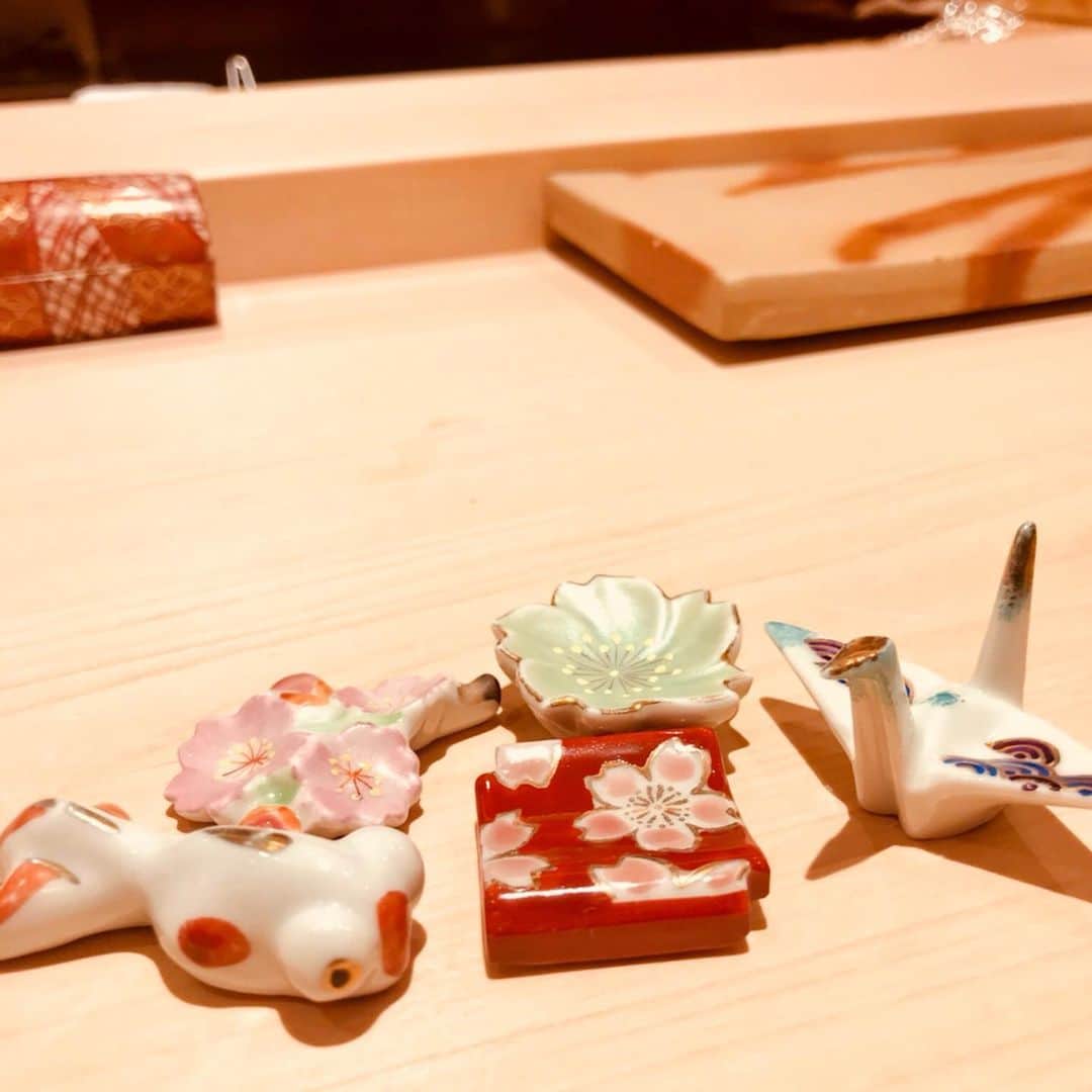 Ginza ONODERA Groupさんのインスタグラム写真 - (Ginza ONODERA GroupInstagram)「【鮨 銀座おのでら】  天気が暖かくなり、春が近づいてきました。🌸 鮨 銀座おのでら では旬の食材のみならず、箸置きからでも季節を感じて頂けるとよう様々な種類を取り揃えております。どの箸置きに当たるのが楽しみ💕 ご来店お待ちしております🙇‍♀️ #鮨銀座おのでら  #銀座おのでら #ginzaonodera  #sushi  #鮨  #江戸前寿司  #銀座グルメ  #銀座ランチ  #銀座ディナー  #寿司ランチ  #寿司屋  #和食  #箸置き  #食べログ高評価  #一休  #おまかせコース  #sushilovers  #japanesefood  #ginza  #chopstickrest」3月21日 22時58分 - ginzaonodera