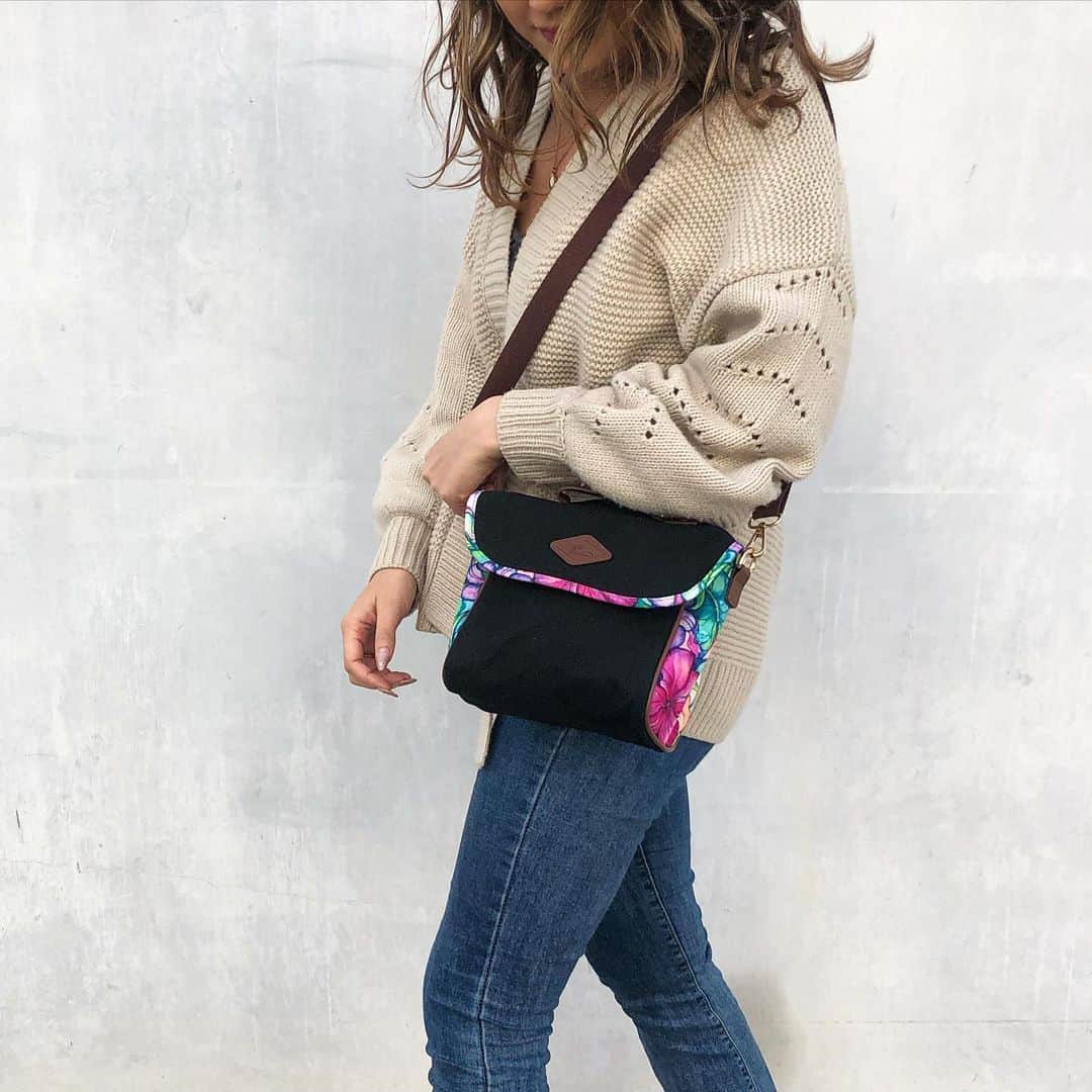 ラレイアのインスタグラム：「🌺 #楽天 お買い物マラソンセール始まってます🧡 ・ 今なら限定セールも開催中！ サイドアートミニショルダーはお買い物マラソン期間中2,500円+tax😍✨ ・ さらにお得な2BUY10%OFFクーポンを お一人様1回限りご利用可能です！ ぜひお見逃しなく😊 ・ ・ ・ ---La Leia Precious Life(ラレイア)--- @laleia_official ・ 楽天市場店 https://www.rakuten.co.jp/laleia-p-life/ ・ au wowma店 https://wowma.jp/user/52666346 ・ Yahooショッピング店 https://shopping.geocities.jp/laleia-p-life/ ・ ・ @laleia_official  @colleenwilcoxgallery_jp  #colleenwilcox#art#hawaii#aloha#surf#beach#laleia#ハワイ#フォトジェニック#インスタ映え#インスタ女子#アロハ#ビーチ#海を感じる雑貨#ラレイア#アート#ビーチガール#サーフスタイル#大人カジュアル#ショルダーバッグ#コリーンウィルコックス#ギフト#プレゼント」
