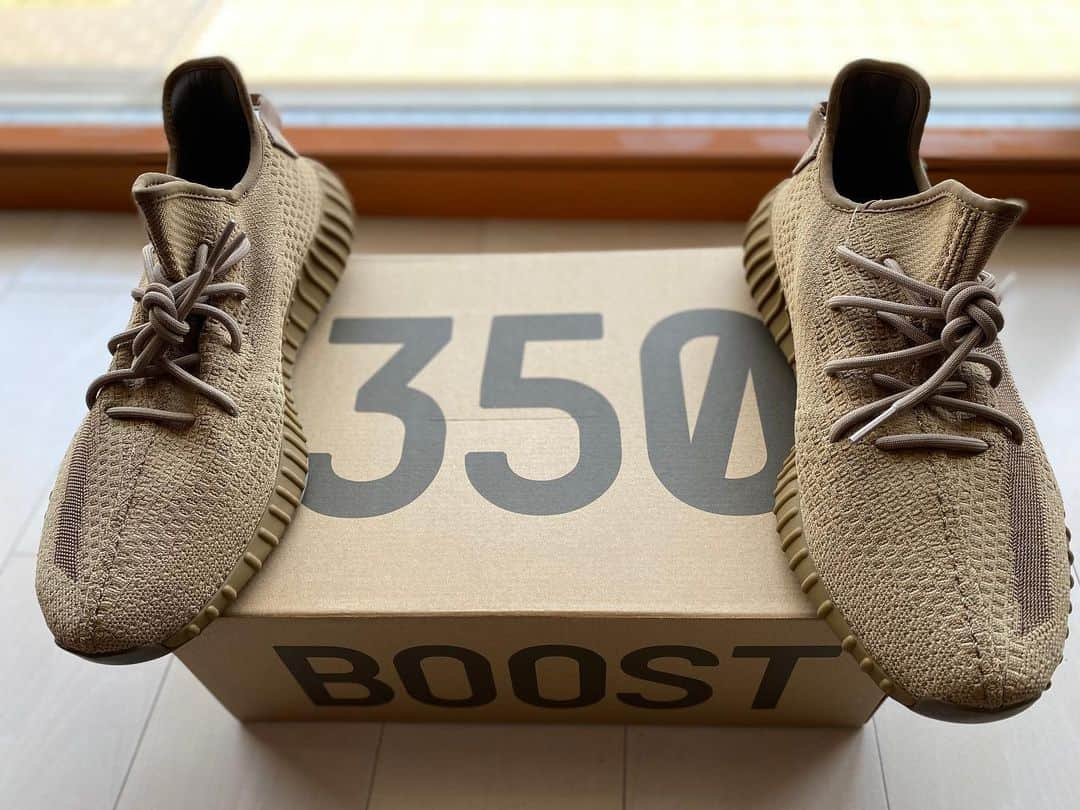 ザック・バランスキーさんのインスタグラム写真 - (ザック・バランスキーInstagram)「Finally found my size and got myself a pair🤩🙌🔥 Yeezy Boost 350 V2 “EARTH” #yeezy #yeezy350 #SoComfy」3月21日 23時01分 - zackab10