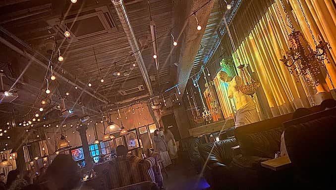 石川晶子（あきぽよ）さんのインスタグラム写真 - (石川晶子（あきぽよ）Instagram)「プロジェクションマッピングで有名の渋谷cafe❤️ 端の席だったからあまりよくわからないけど途中に演出入ってカフェ全体が暗くなって音楽が流れてロマンチックなプロジェクションマッピングが始まるの🥺💘 カフェの雰囲気もガーリーヴィンテージなかんじがとってもタイプだった💓 . #カフェすたぐらむ #カフェ巡り #カフェスタグラム #カフェ好きな人と繋がりたい #カフェ好き #プロジェクションマッピング」3月21日 23時06分 - i_am____aki