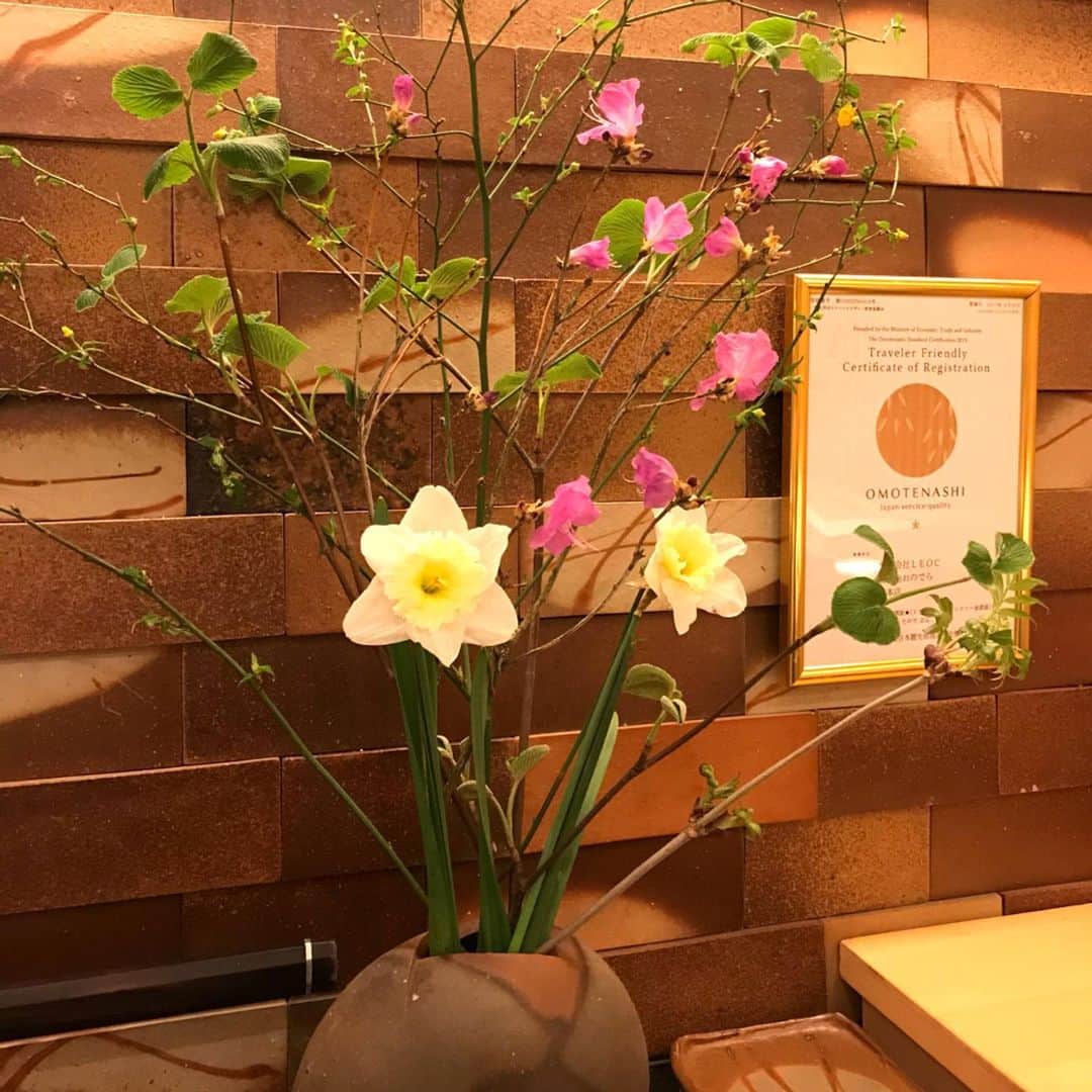 Ginza ONODERA Groupさんのインスタグラム写真 - (Ginza ONODERA GroupInstagram)「鮨 銀座おのでら  天気が暖かくなり、そろそろ桜が開花するこの頃。 店内では春らしいお花を飾っております💐 お花見が中々出来ない中、鮨屋で目で見て、鮨を食べて季節を楽しみませんか😊 ご来店お待ちしております🙇‍♀️ #銀座おのでら #ginzaonodera  #sushi  #鮨  #江戸前寿司  #銀座グルメ  #銀座ランチ  #銀座ディナー  #寿司ランチ  #寿司屋  #和食  #箸置き  #生け花  #備前焼  #食べログ高評価  #一休  #おまかせコース  #sushilovers  #japanesefood  #ginza  #springflowers」3月21日 23時11分 - ginzaonodera