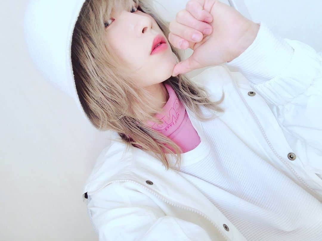 朝日奈丸佳さんのインスタグラム写真 - (朝日奈丸佳Instagram)「白とピンク  春だね。  #marucode」3月21日 23時26分 - madoka_maru_hina