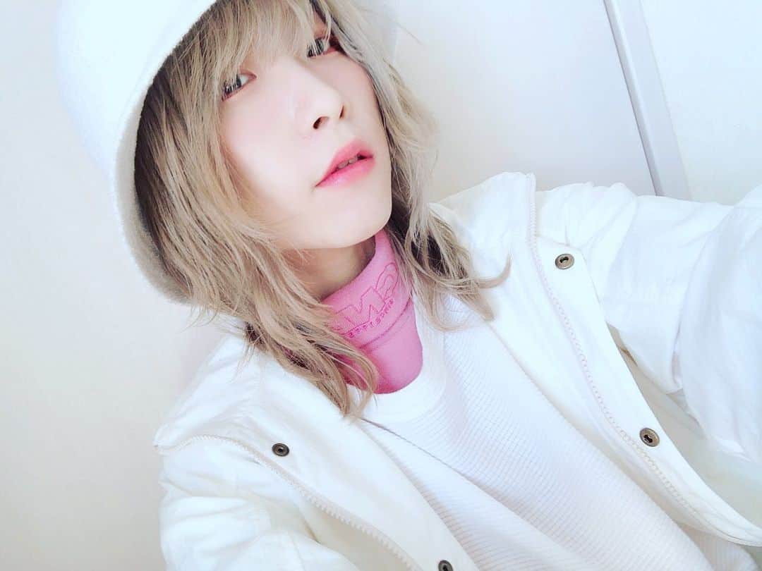 朝日奈丸佳さんのインスタグラム写真 - (朝日奈丸佳Instagram)「白とピンク  春だね。  #marucode」3月21日 23時26分 - madoka_maru_hina