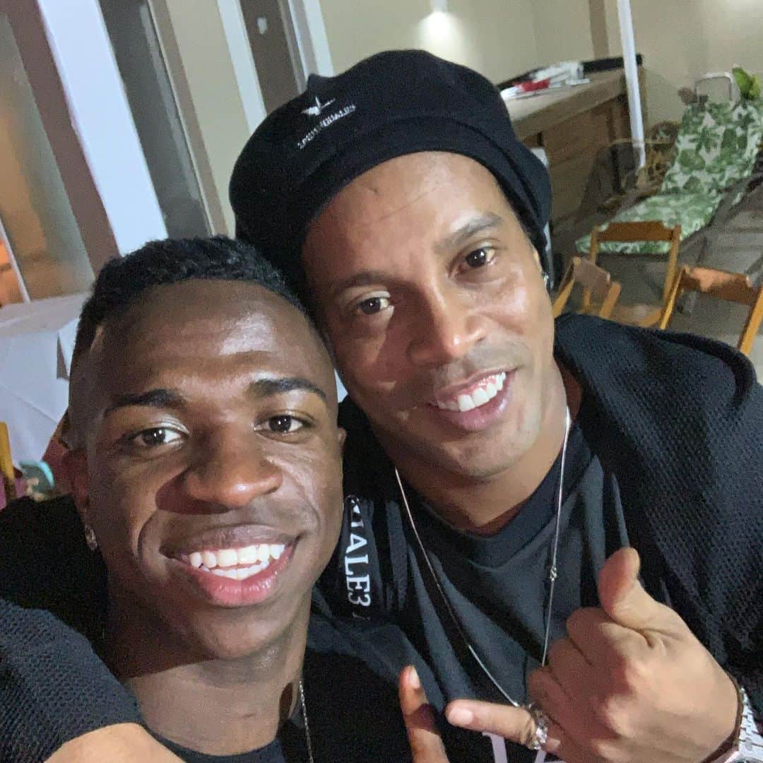 ヴィニシウス・ジュニオールのインスタグラム：「O maior e melhor que eu vi. Obrigado pelas mágicas dentro de campo, e por tudo que fez pelo nosso futebol. Feliz aniversário, paz, saúde e VIDA LONGA ao bruxooooo! Não me canso de ver seus vídeos no YouTube. Obrigado pelo carinho de sempre. Deus te abençoe, ídolo! 🐐🧙‍♂️⚽️ SOU SEU FÃ @ronaldinho」