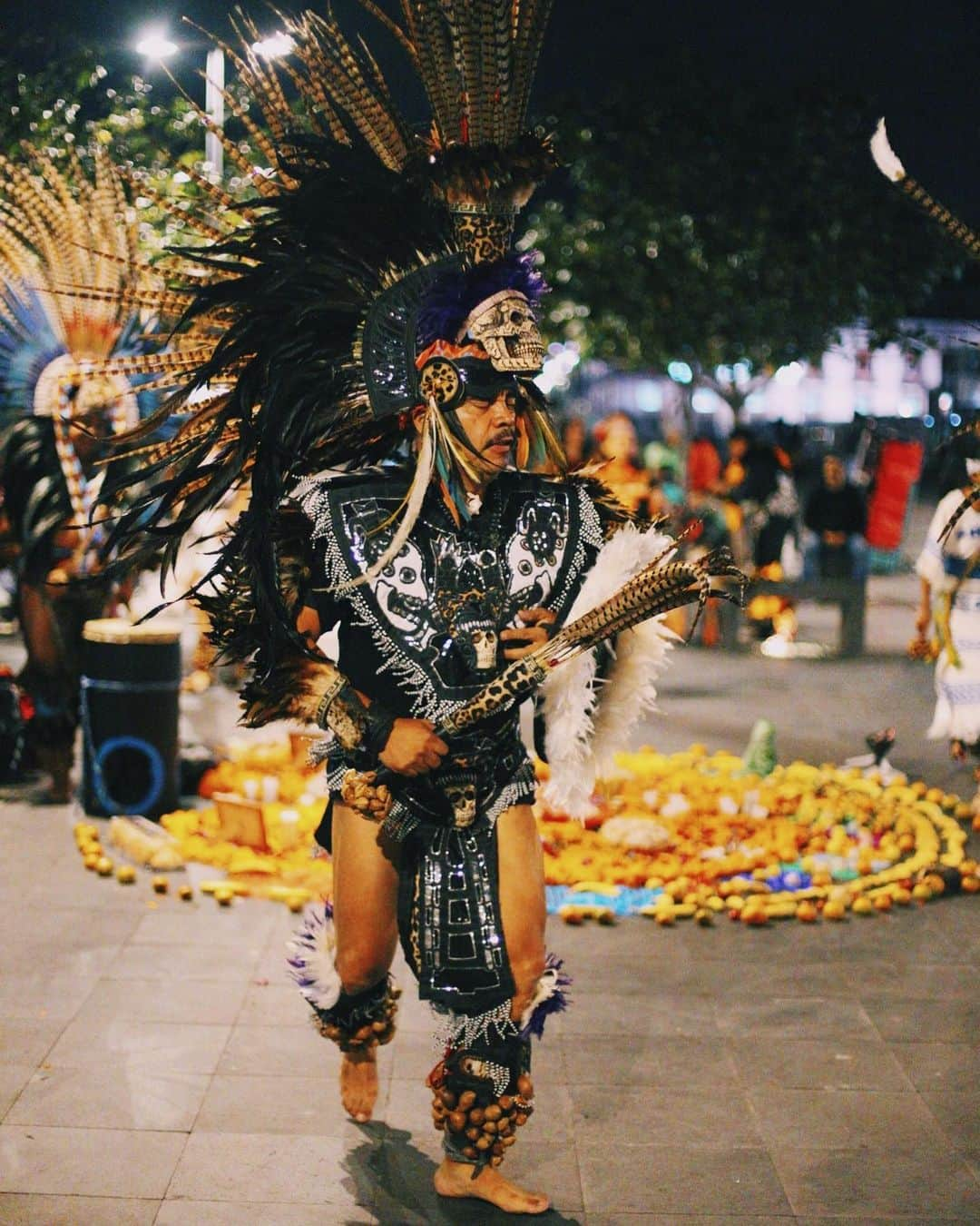 Chad Santosさんのインスタグラム写真 - (Chad SantosInstagram)「💀💀💀💀💀💀 #文化 #世襲 #メキシコ #メキシコシティ #写真 #adorama #streetphotography #latinoculture  #mexicocity #streetleaks #rawurbanshots #thisweekoninstagram #reportagespotlight #spicollective #bokeh #bokehlicious」3月21日 23時44分 - elchadsantos