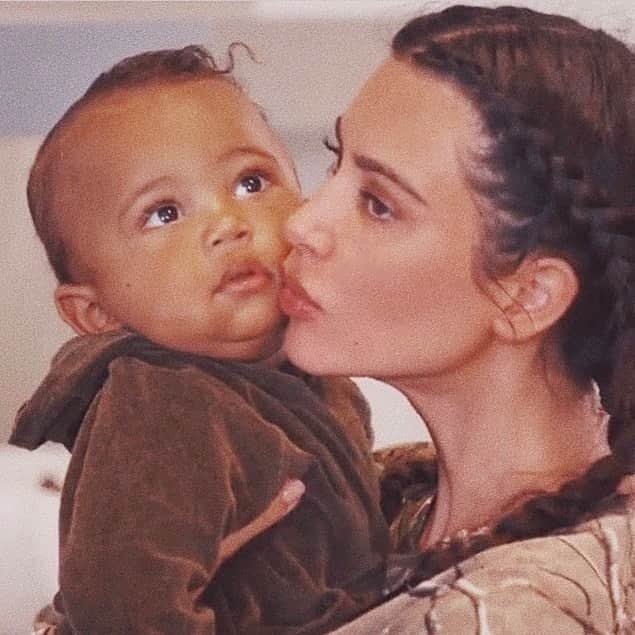 キム・カーダシアンさんのインスタグラム写真 - (キム・カーダシアンInstagram)「This is a screenshot of Keeping Up With The Kardashian’s. Look at what a little chunk Saint was! OMG 🤍🤍🤍 My baby!!!!!! I miss him this small!!!!」3月21日 23時44分 - kimkardashian