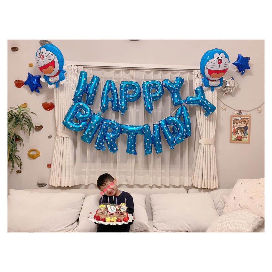 辻希美さんのインスタグラム写真 - (辻希美Instagram)「happy birthday🎂💕 #そら #そっちゃん #7歳 #お誕生日 #happybirthday  #🎂💕 #鬼滅の刃ケーキ #大喜び #おめでとう #👶🎂💕」3月21日 23時44分 - tsujinozomi_official