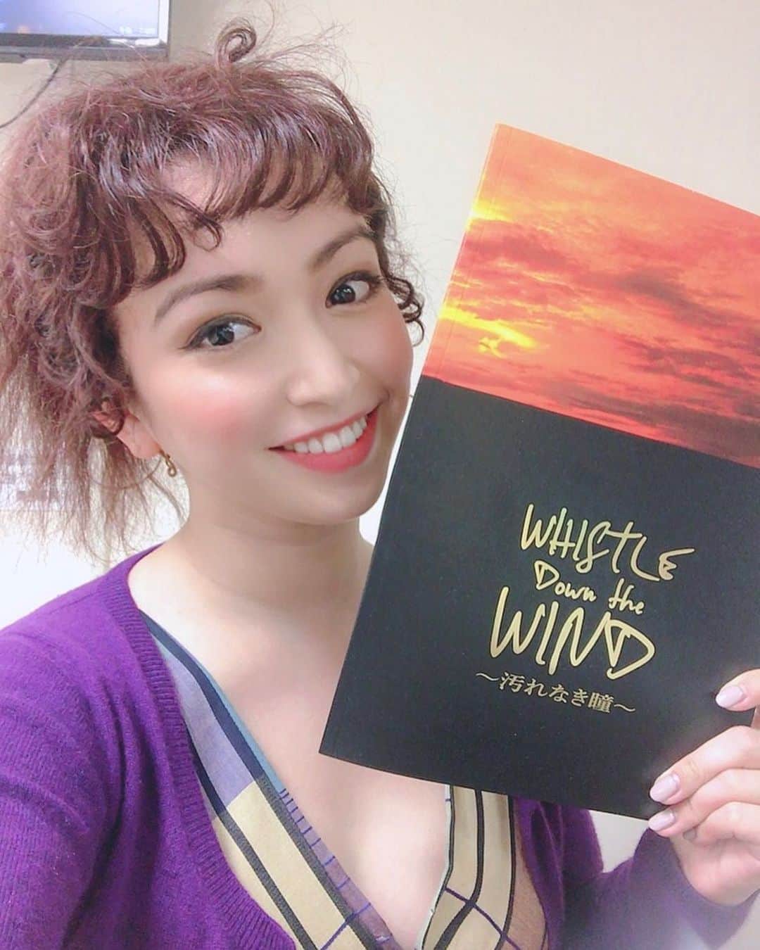 ダンドイ舞莉花のインスタグラム：「初日の幕が開きました。やはりお客様がいるからこそ舞台は成り立つと改めて実感。  千秋楽がなくなったり、初日延期だったり、公演中止の作品もある。たくさんの仲間達の想いを胸に刻んで。  お客様に感謝の気持ちを込めて。  大千秋楽まで駆け抜けれる事を願おう。  #ホイッスルダウンザウィンド #whistledownthewind #wdtw #musical #theatre #tokyo #japan」